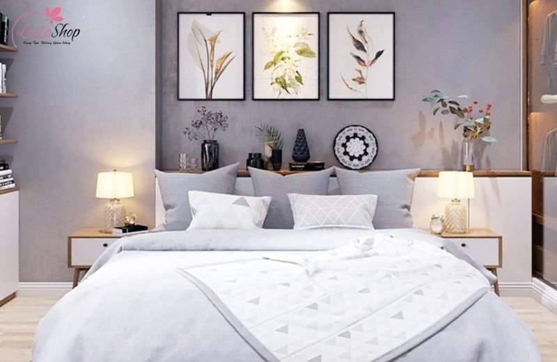 Treo tranh ph&iacute;a tr&ecirc;n đầu giường l&agrave; vị tr&iacute; phổ biến nhất 