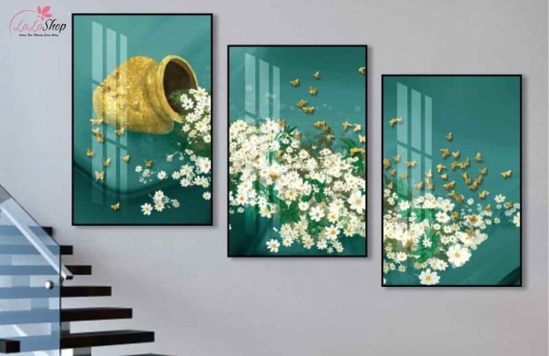 Treo tranh cầu thang vừa để trang tr&iacute;, vừa để c&acirc;n bằng phong thuỷ trong nh&agrave;