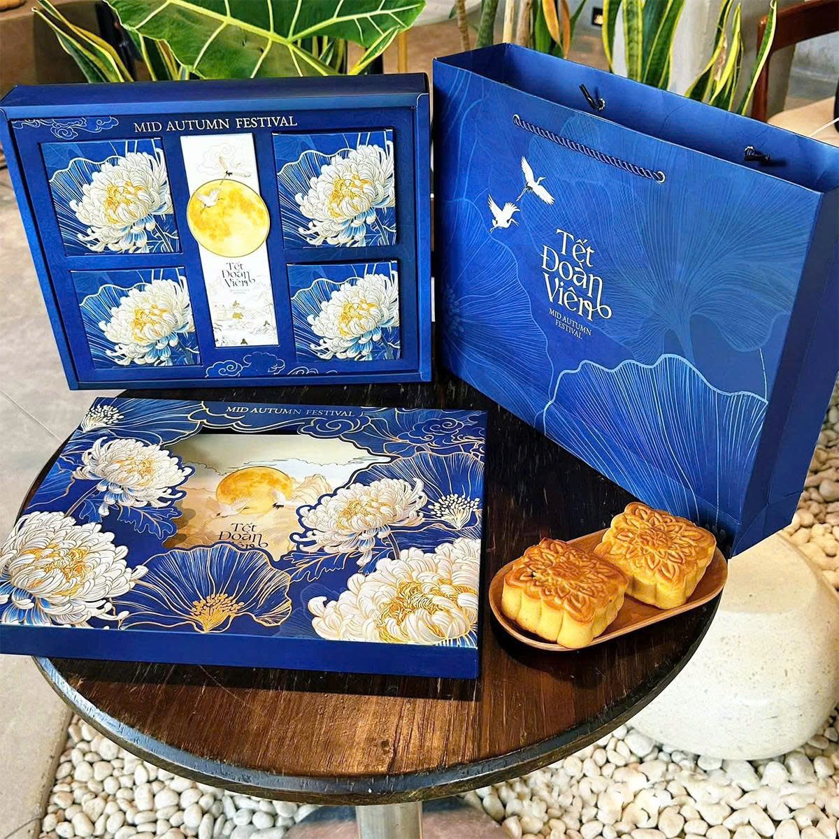Hộp 4 B&aacute;nh Trung Thu T&acirc;n D&acirc;n Lợi Minh Nguyệt Khai Hoa