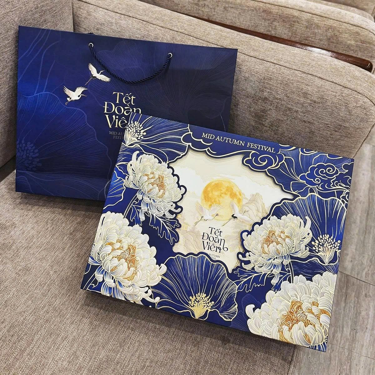 Hộp 4 B&aacute;nh Trung Thu T&acirc;n D&acirc;n Lợi Minh Nguyệt Khai Hoa