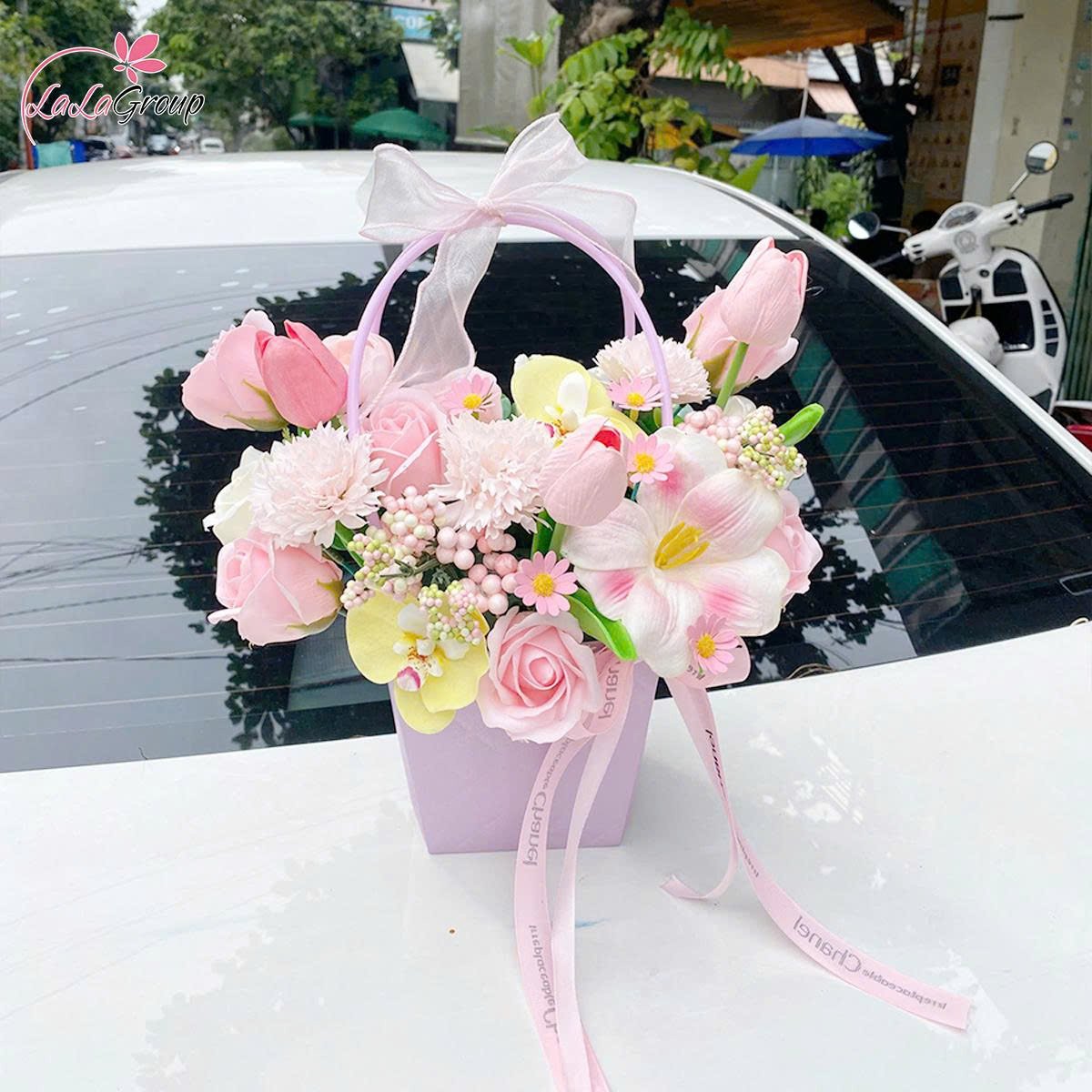 Giỏ hoa hồng s&aacute;p thơm mix nhiều loại hoa rực rỡ sắc m&agrave;u