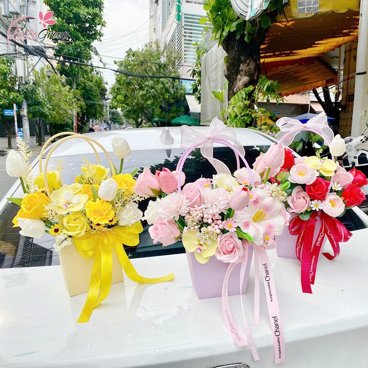 Giỏ hoa hồng s&aacute;p thơm mix nhiều loại hoa rực rỡ sắc m&agrave;u