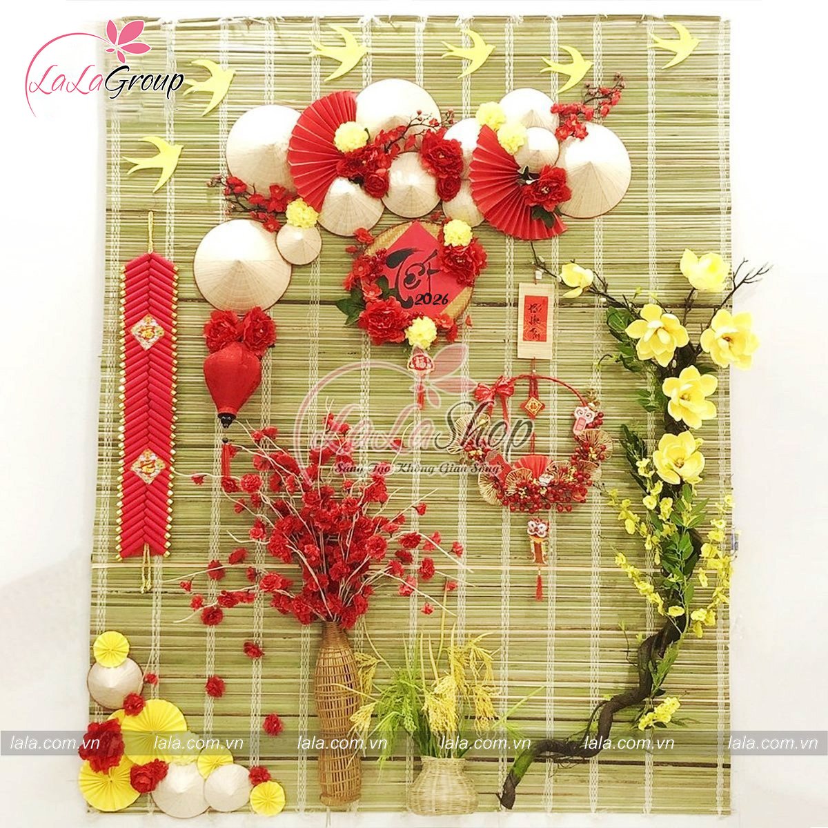 Tiểu cảnh m&agrave;nh tre n&oacute;n l&aacute; ph&aacute;o đỏ hoa xu&acirc;n trang tr&iacute; tết