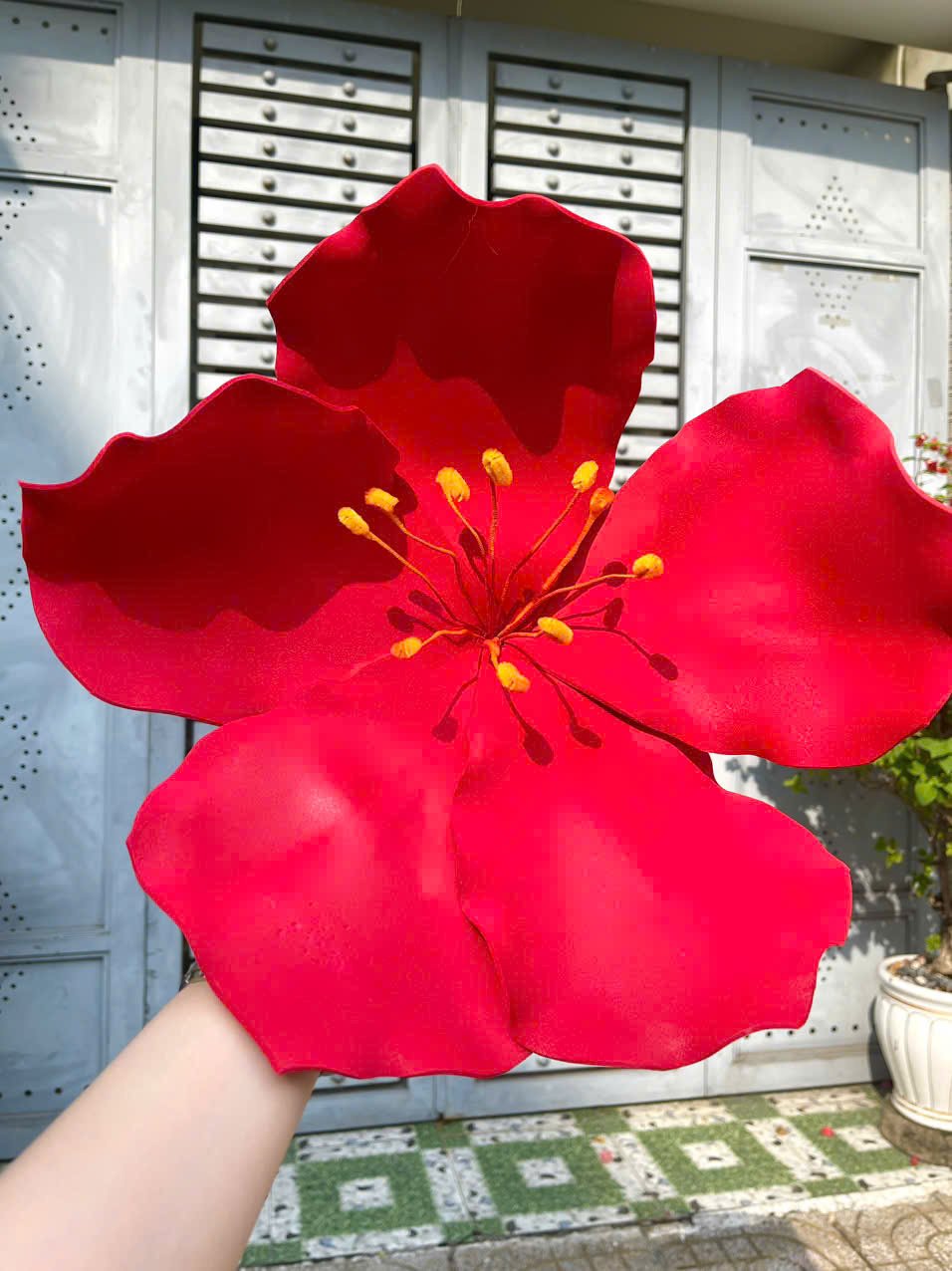 Hoa anh đ&agrave;o m&uacute;t xốp m&agrave;u đỏ trang tr&iacute; tết