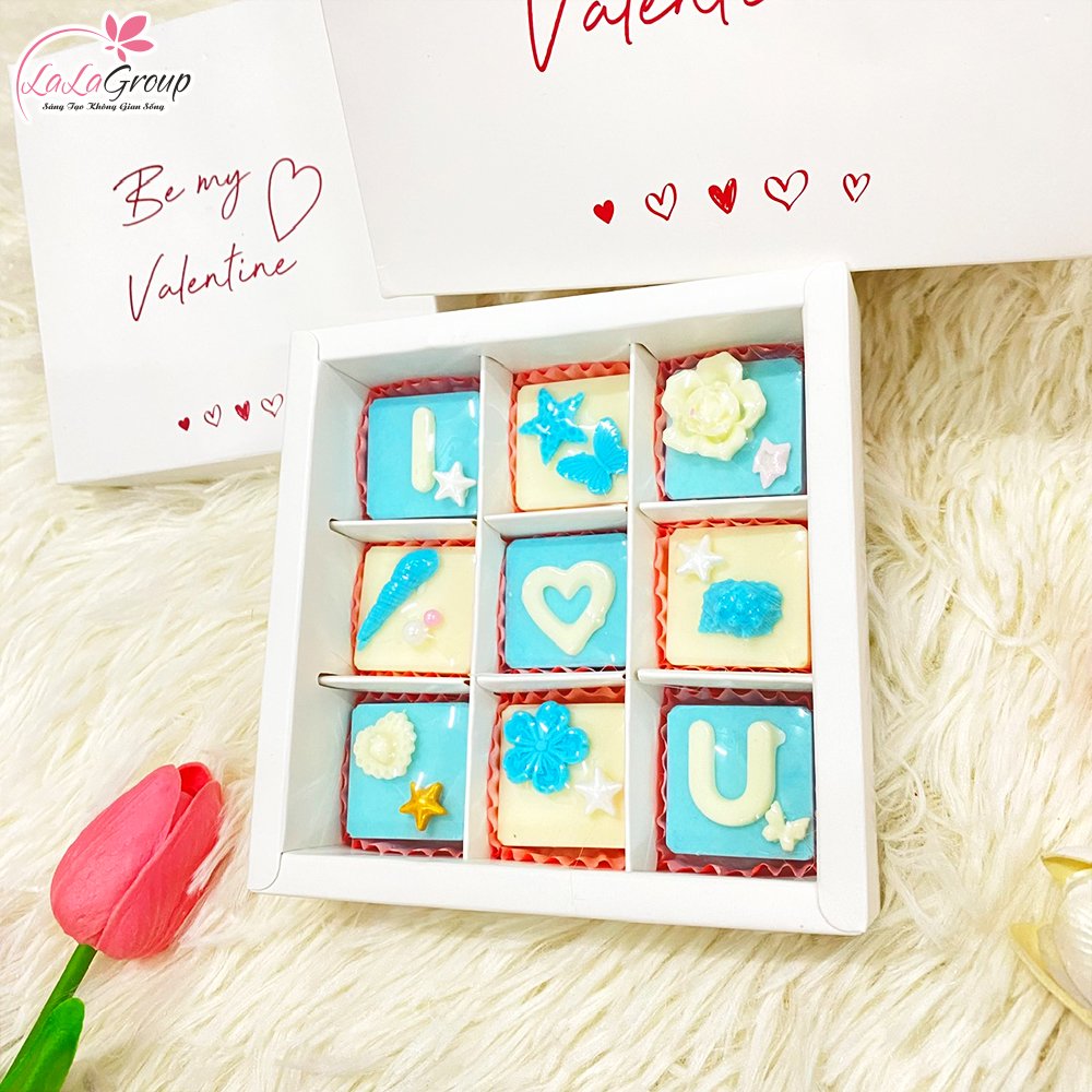 Hộp Socola t&igrave;nh nh&acirc;n h&igrave;nh vu&ocirc;ng 9 vi&ecirc;n m&agrave;u xanh