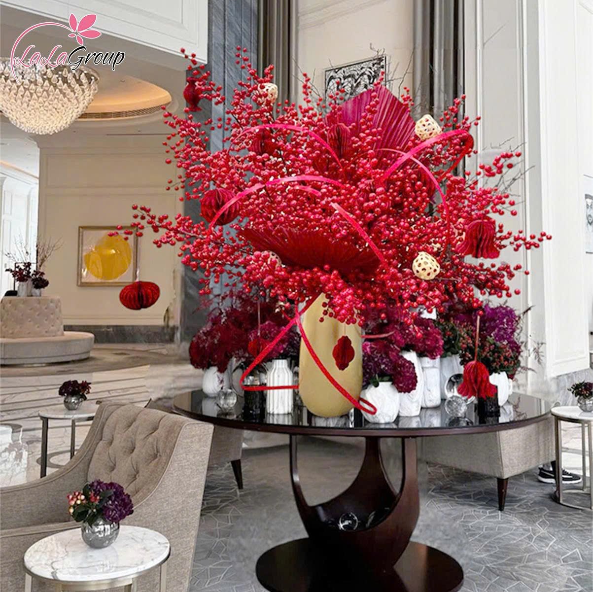 B&igrave;nh hoa đ&agrave;o đ&ocirc;ng lớn k&egrave;m quạt đỏ may mắn