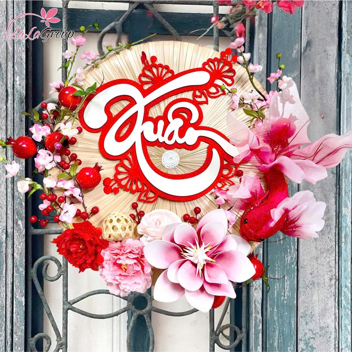 Mẹt nón quai thao 60cm chữ xuân kèm hoa đào hồng