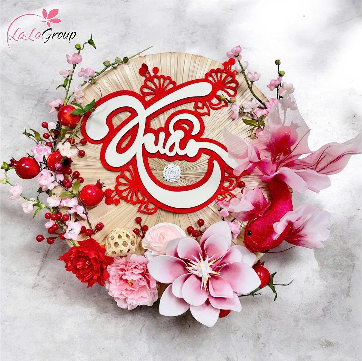 Mẹt nón quai thao 60cm chữ xuân kèm hoa đào hồng