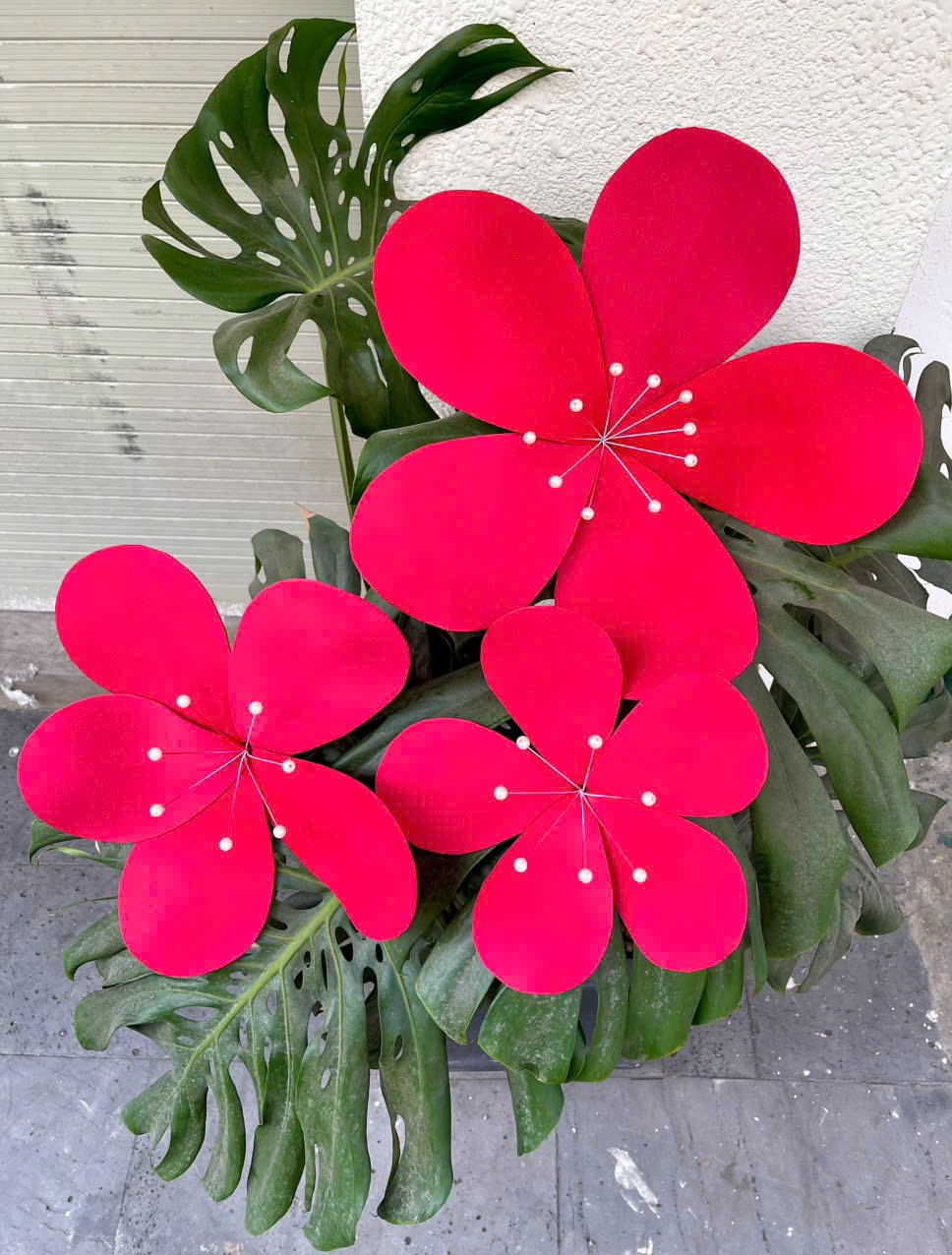 Hoa đ&agrave;o m&uacute;t xốp m&agrave;u đỏ nhụy ngọc trai trang tr&iacute; tết