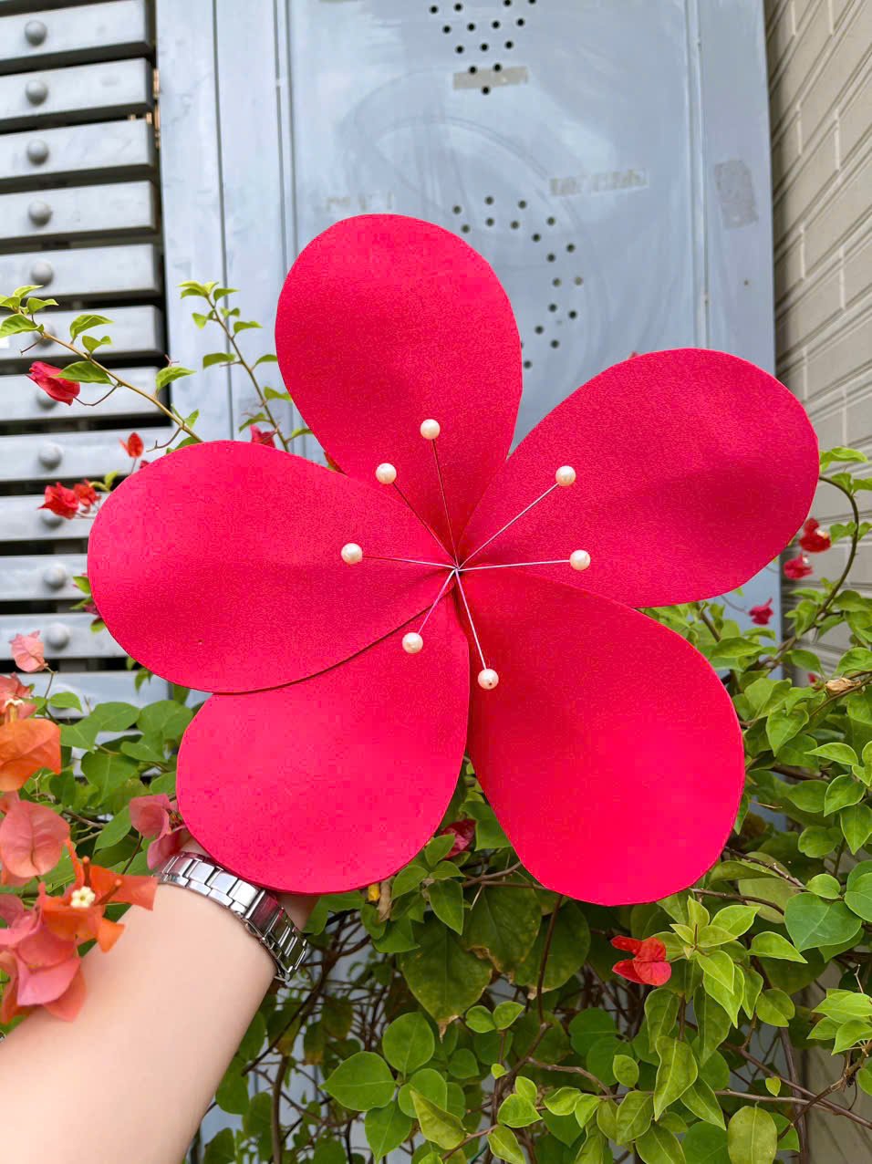 Hoa đ&agrave;o m&uacute;t xốp m&agrave;u đỏ nhụy ngọc trai trang tr&iacute; tết