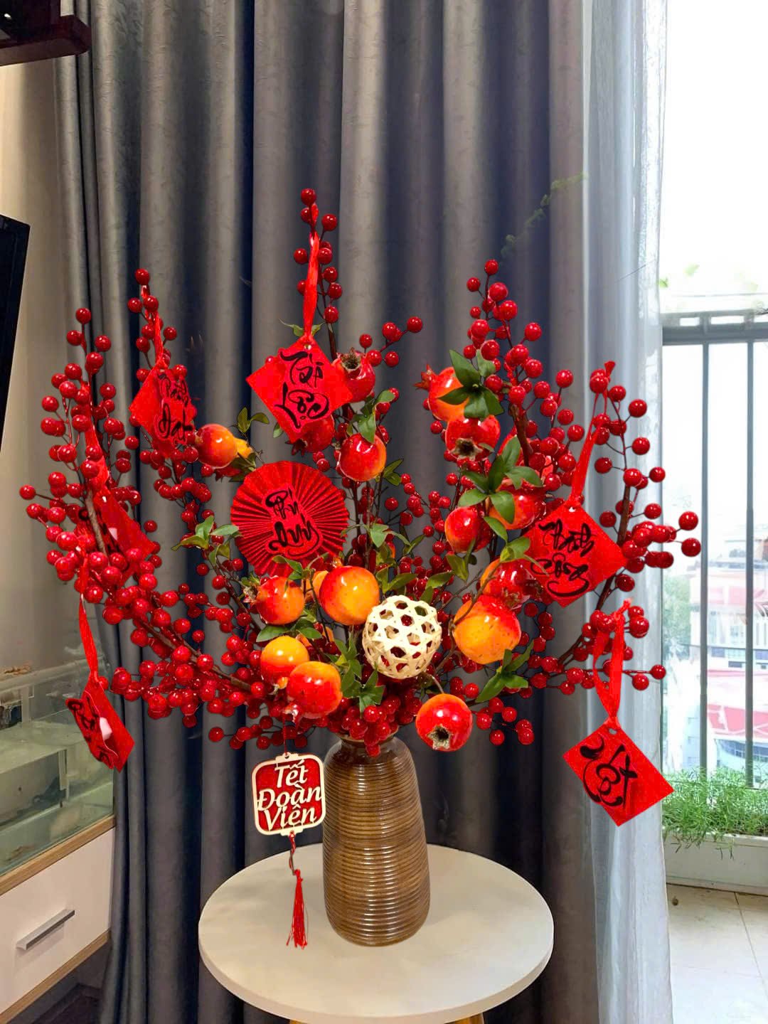 B&igrave;nh hoa đ&agrave;o đ&ocirc;ng lựu đỏ đo&agrave;n vi&ecirc;n trang tr&iacute; tết