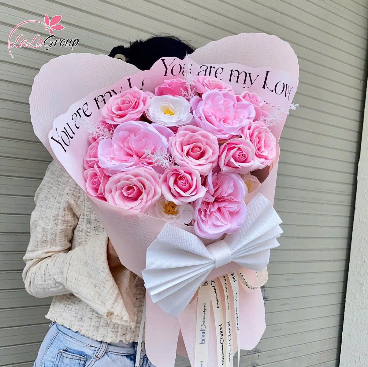 B&oacute; hoa s&aacute;p thơm 20 hoa hồng 7 lớp mix c&aacute;c loại hoa xinh xắn ngọt ng&agrave;o