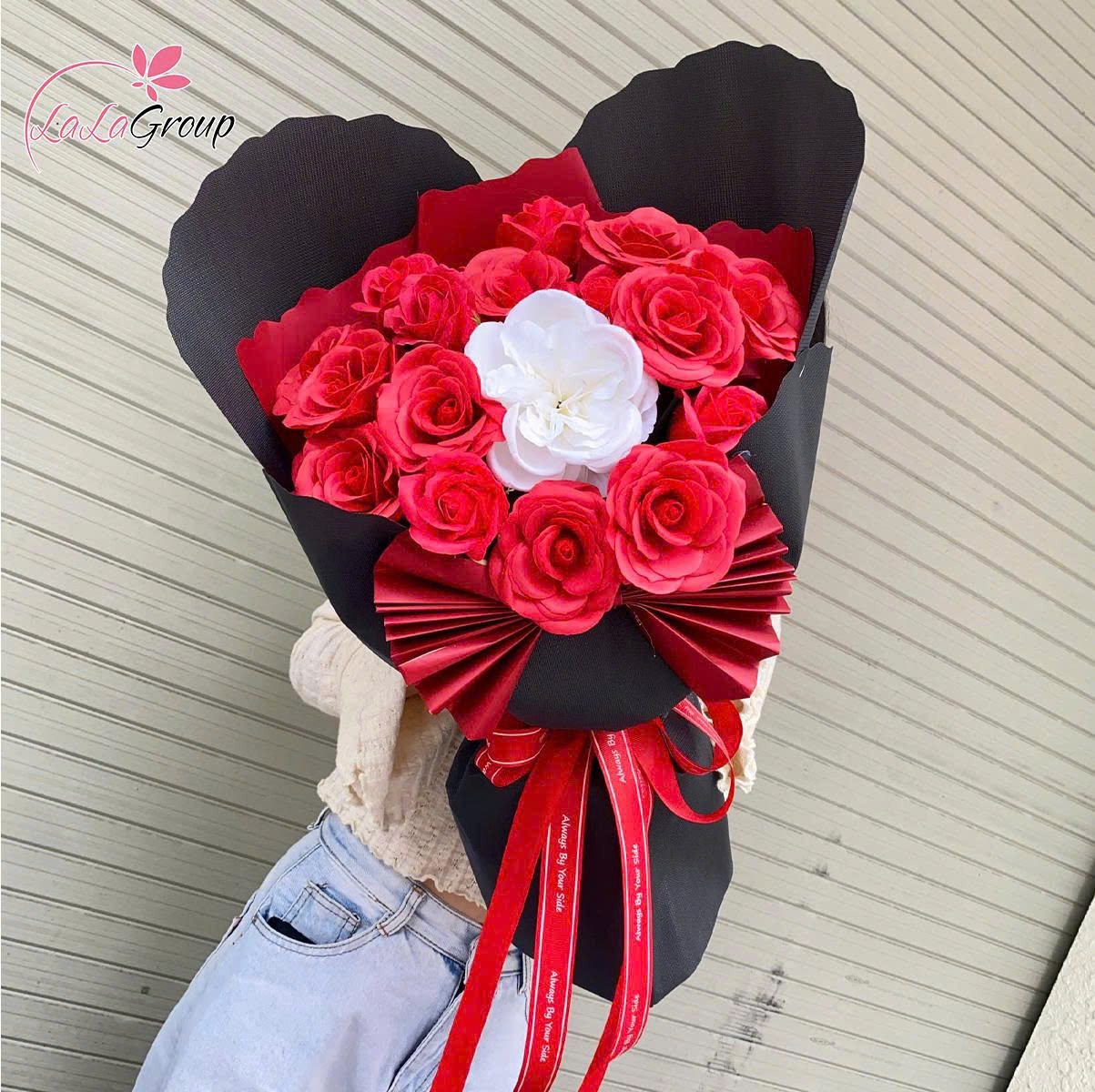 B&oacute; hoa s&aacute;p thơm 20 hoa hồng 7 lớp mix c&aacute;c loại hoa xinh xắn ngọt ng&agrave;o