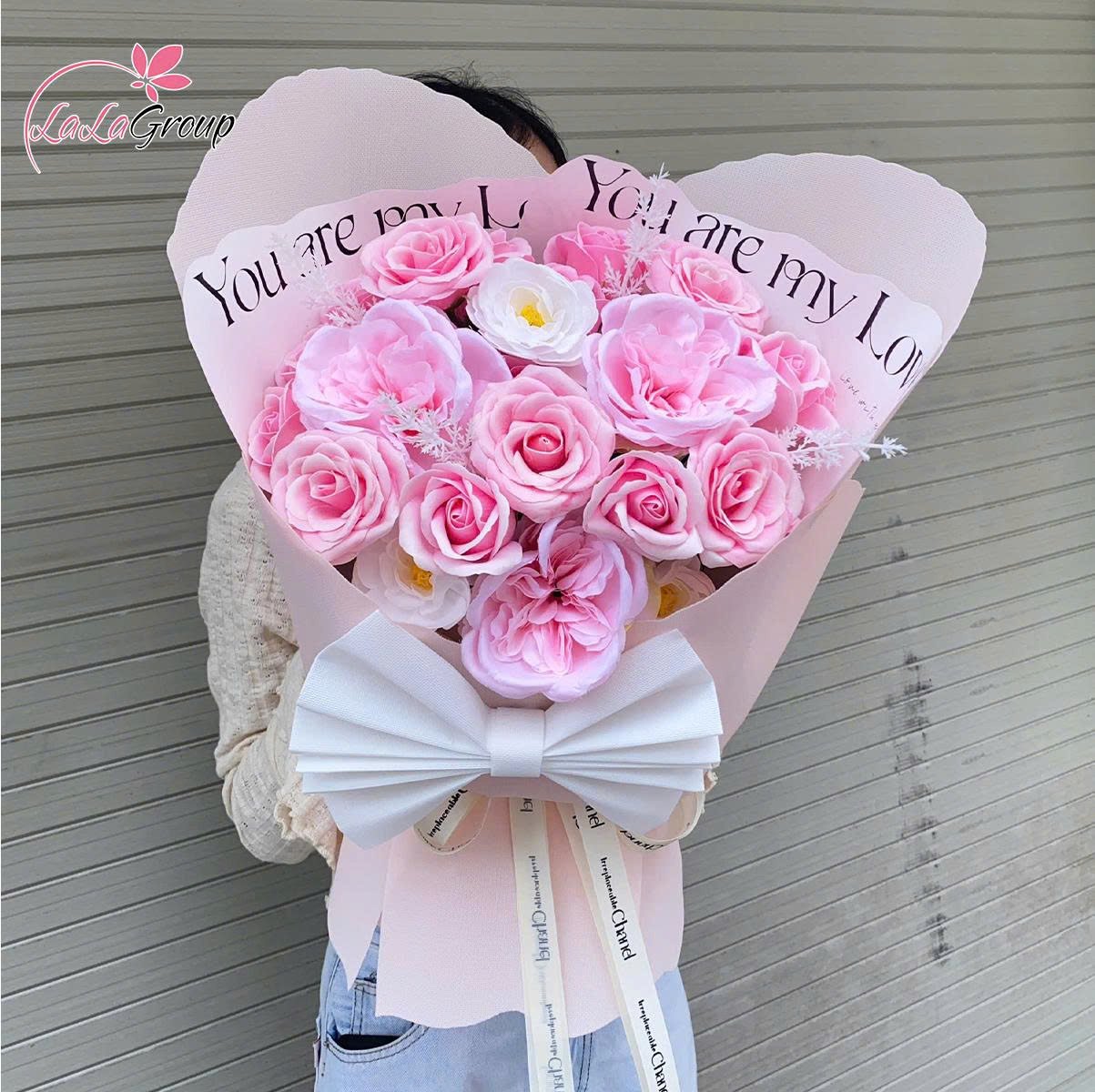 B&oacute; hoa s&aacute;p thơm 20 hoa hồng 7 lớp mix c&aacute;c loại hoa xinh xắn ngọt ng&agrave;o