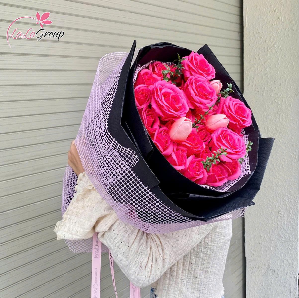 B&oacute; hoa s&aacute;p thơm 35 hoa hồng mix c&aacute;c loại hoa xinh lung linh