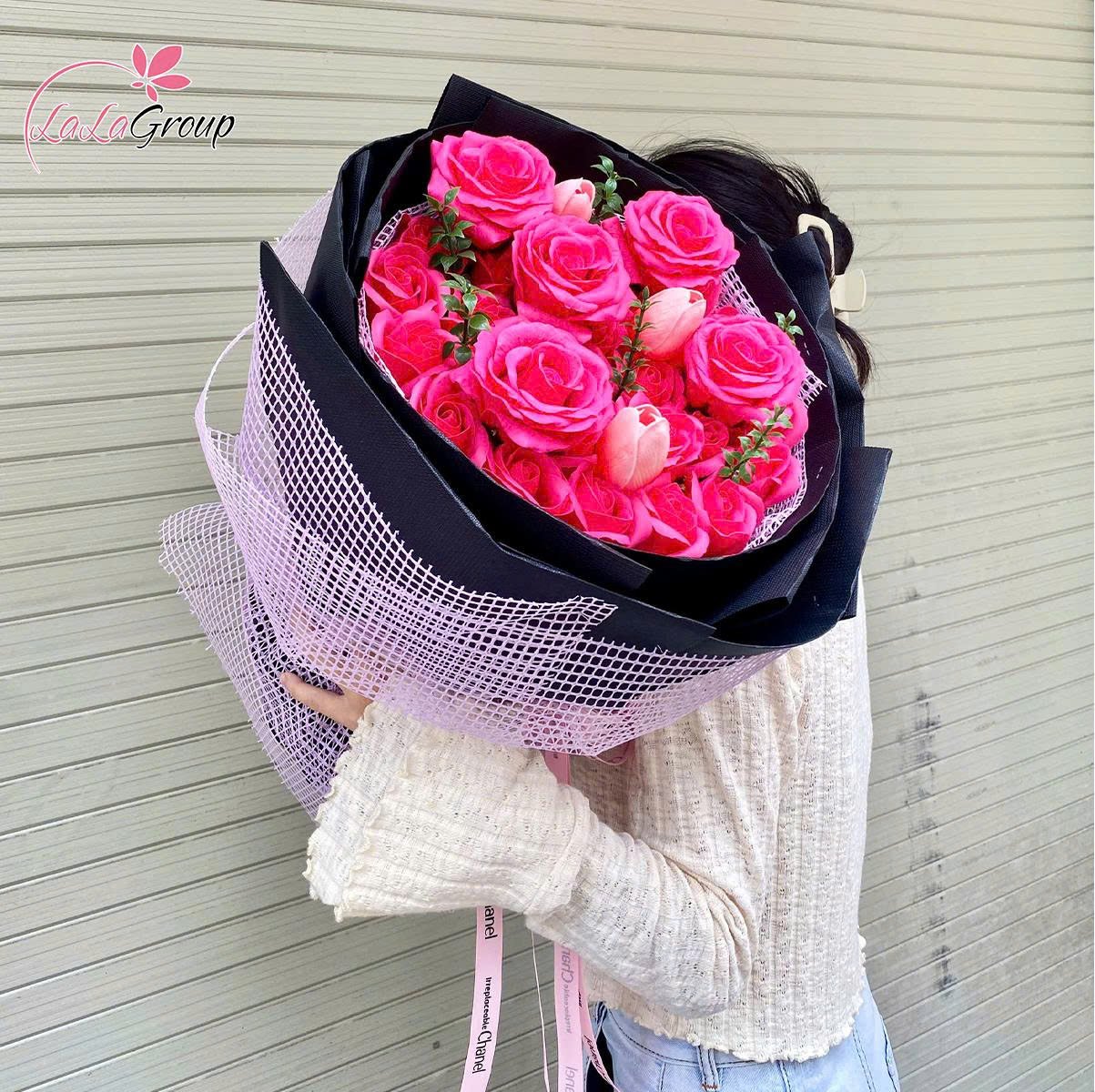 B&oacute; hoa s&aacute;p thơm 35 hoa hồng mix c&aacute;c loại hoa xinh lung linh