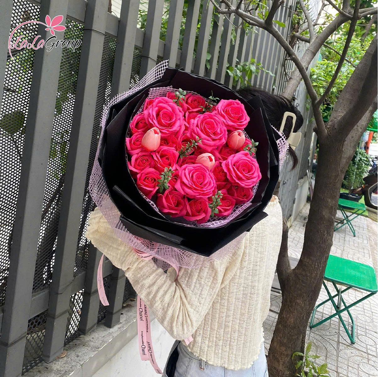 B&oacute; hoa s&aacute;p thơm 35 hoa hồng mix c&aacute;c loại hoa xinh lung linh