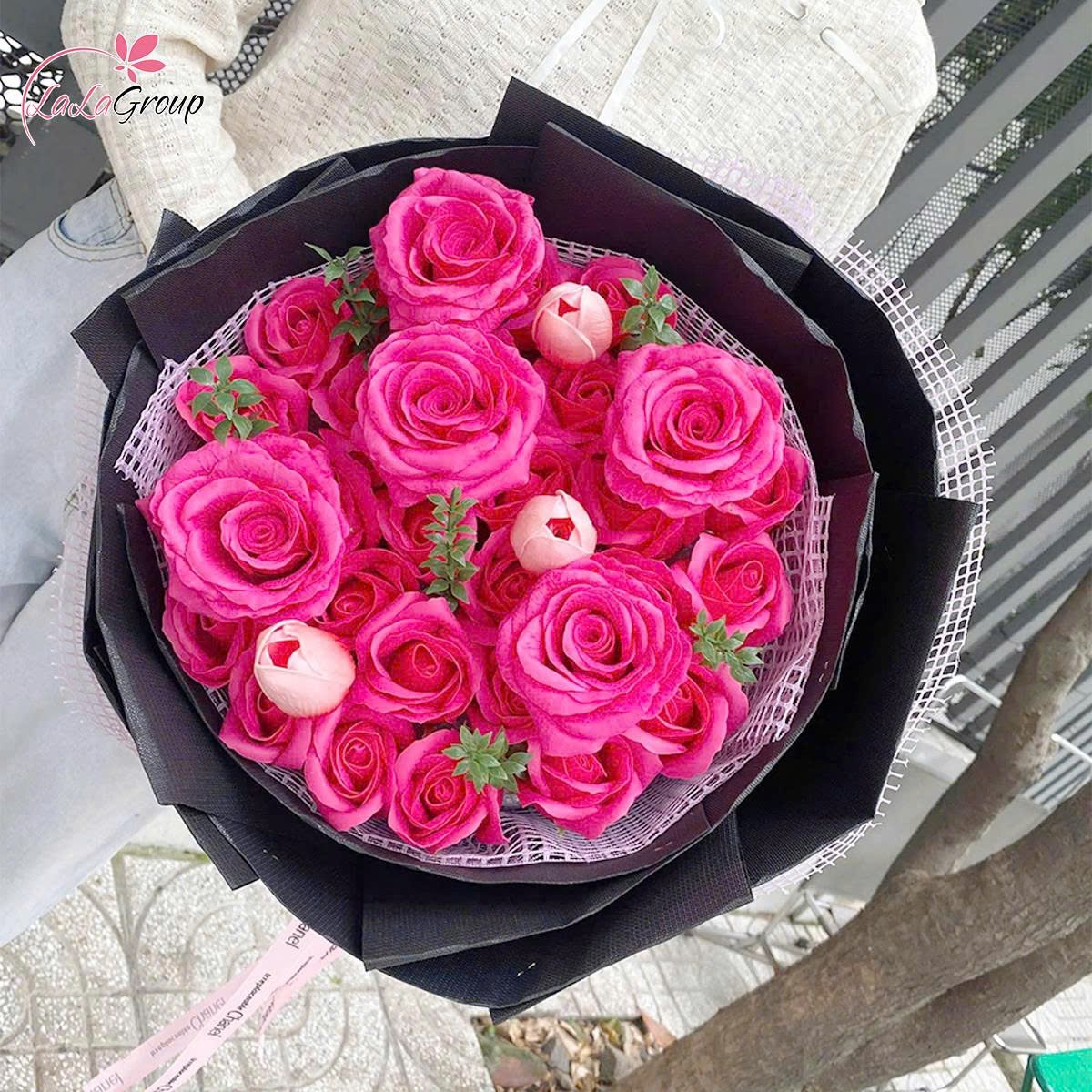 B&oacute; hoa s&aacute;p thơm 35 hoa hồng mix c&aacute;c loại hoa xinh lung linh