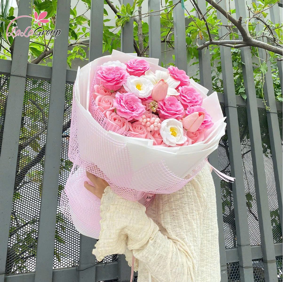 B&oacute; hoa s&aacute;p thơm 35 hoa hồng mix c&aacute;c loại hoa xinh lung linh