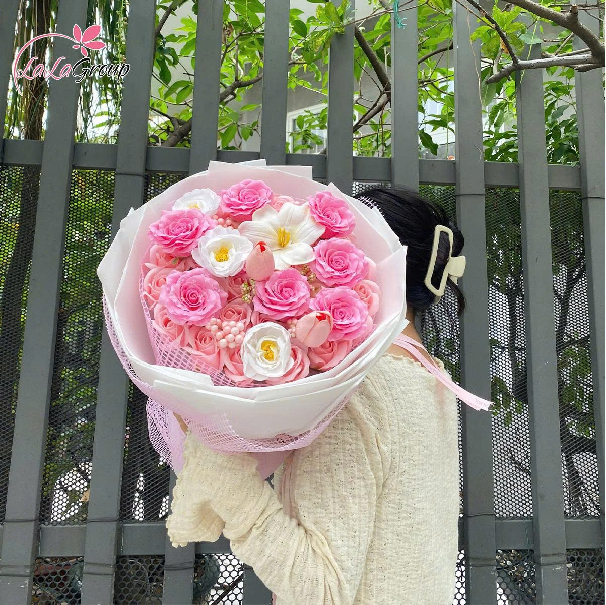 B&oacute; hoa s&aacute;p thơm 35 hoa hồng mix c&aacute;c loại hoa xinh lung linh