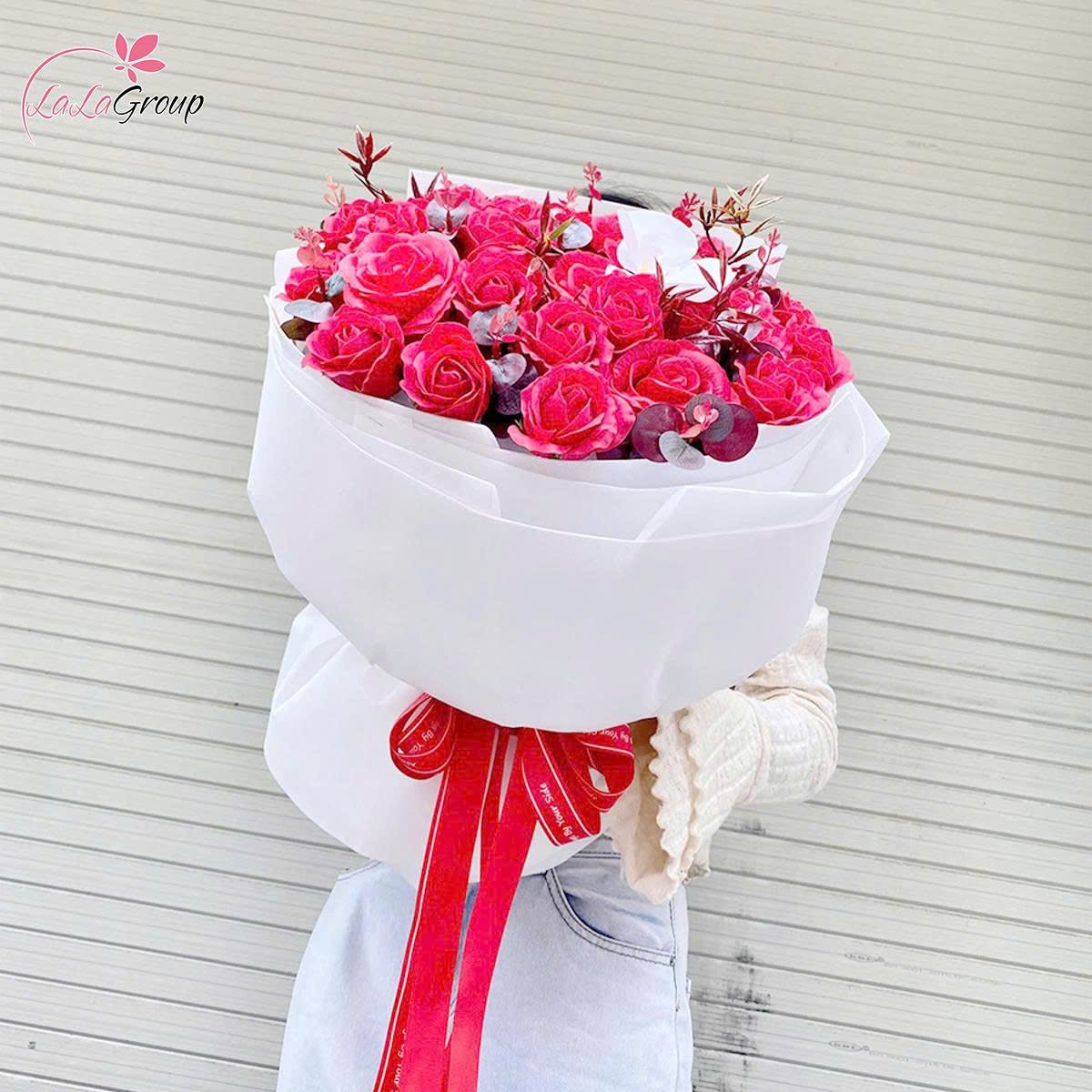 B&oacute; hoa s&aacute;p thơm 50 hoa sắc đỏ mix hoa lan trắng m&oacute;n qu&agrave; ngọt ng&agrave;o