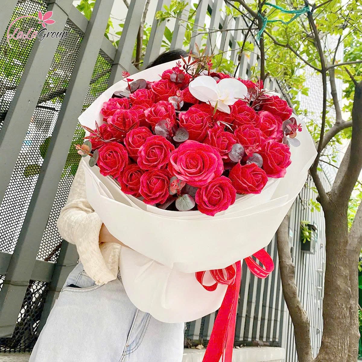 B&oacute; hoa s&aacute;p thơm 50 hoa sắc đỏ mix hoa lan trắng m&oacute;n qu&agrave; ngọt ng&agrave;o