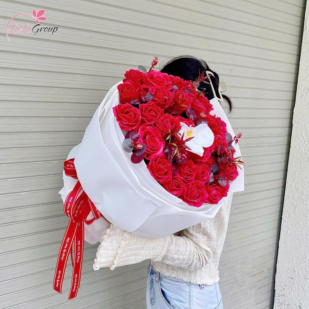 B&oacute; hoa s&aacute;p thơm 50 hoa sắc đỏ mix hoa lan trắng m&oacute;n qu&agrave; ngọt ng&agrave;o