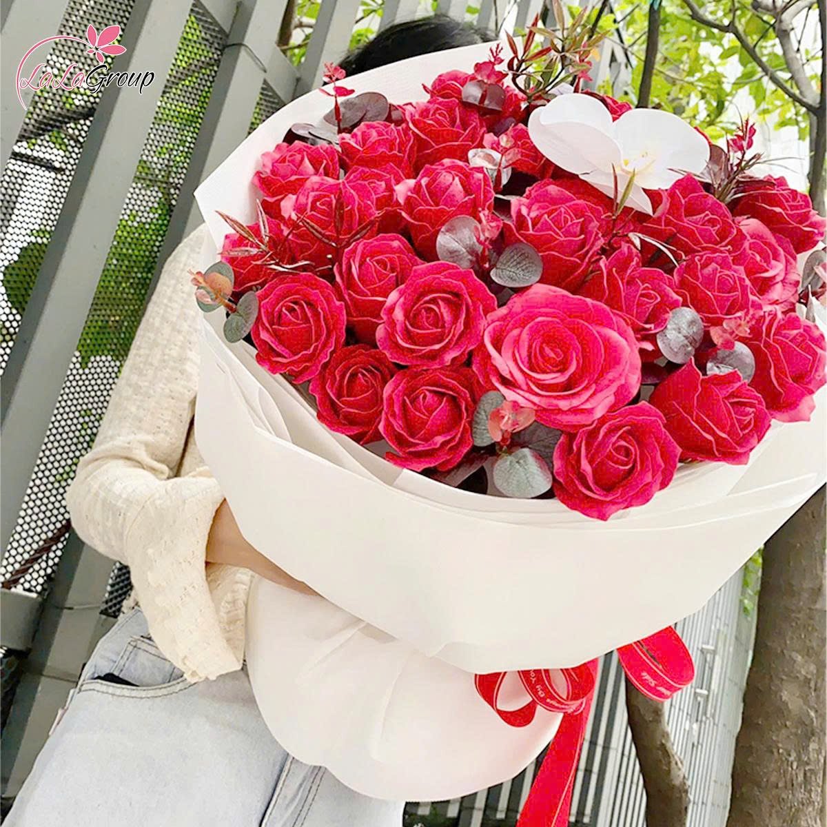 B&oacute; hoa s&aacute;p thơm 50 hoa sắc đỏ mix hoa lan trắng m&oacute;n qu&agrave; ngọt ng&agrave;o