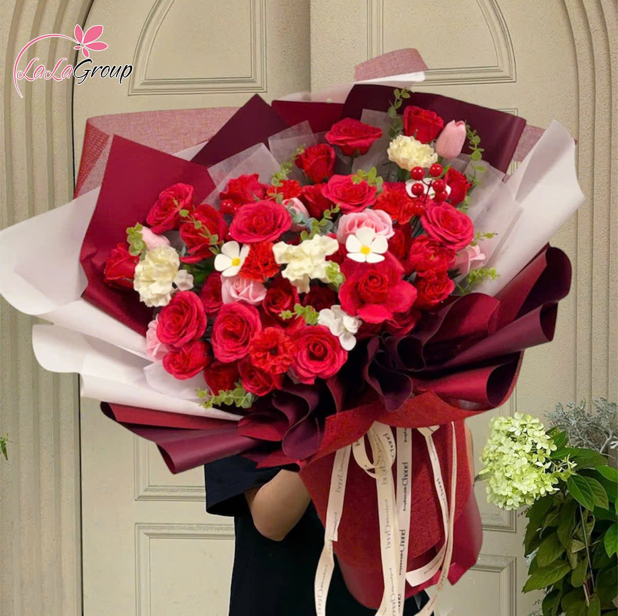 B&oacute; hoa s&aacute;p thơm đỏ ngọt ng&agrave;o mix hoa tulip