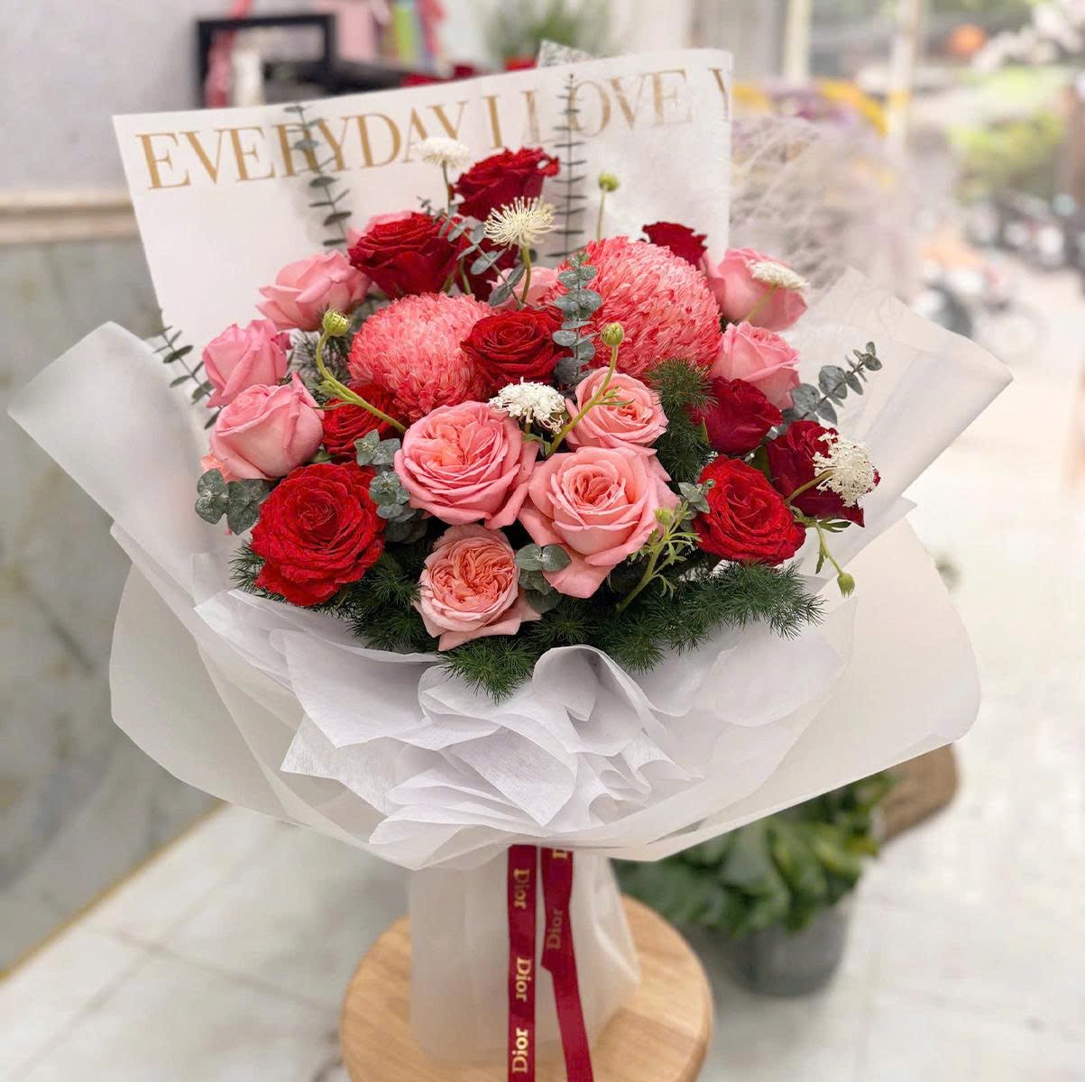 B&oacute; Hoa Mẫu Đơn Mix Hoa Hồng Qu&agrave; Tặng Thanh Lịch V&agrave; Tinh Tế