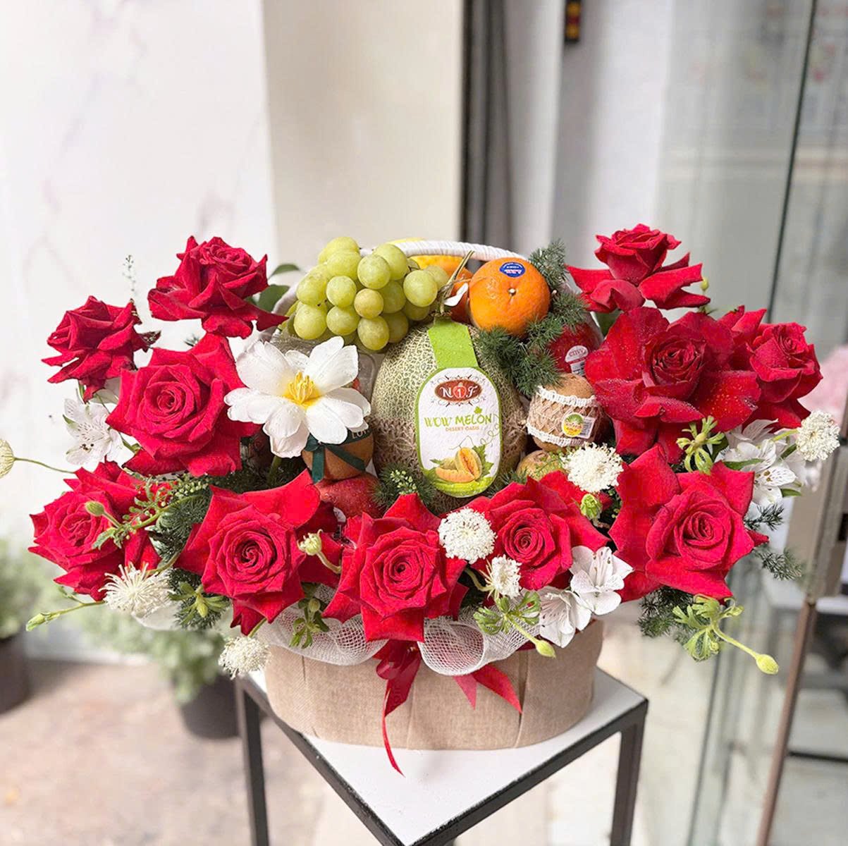 Giỏ Qu&agrave; Tặng Tr&aacute;i C&acirc;y Nhập Khẩu Mix Hoa Hồng Đỏ Sang Trọng