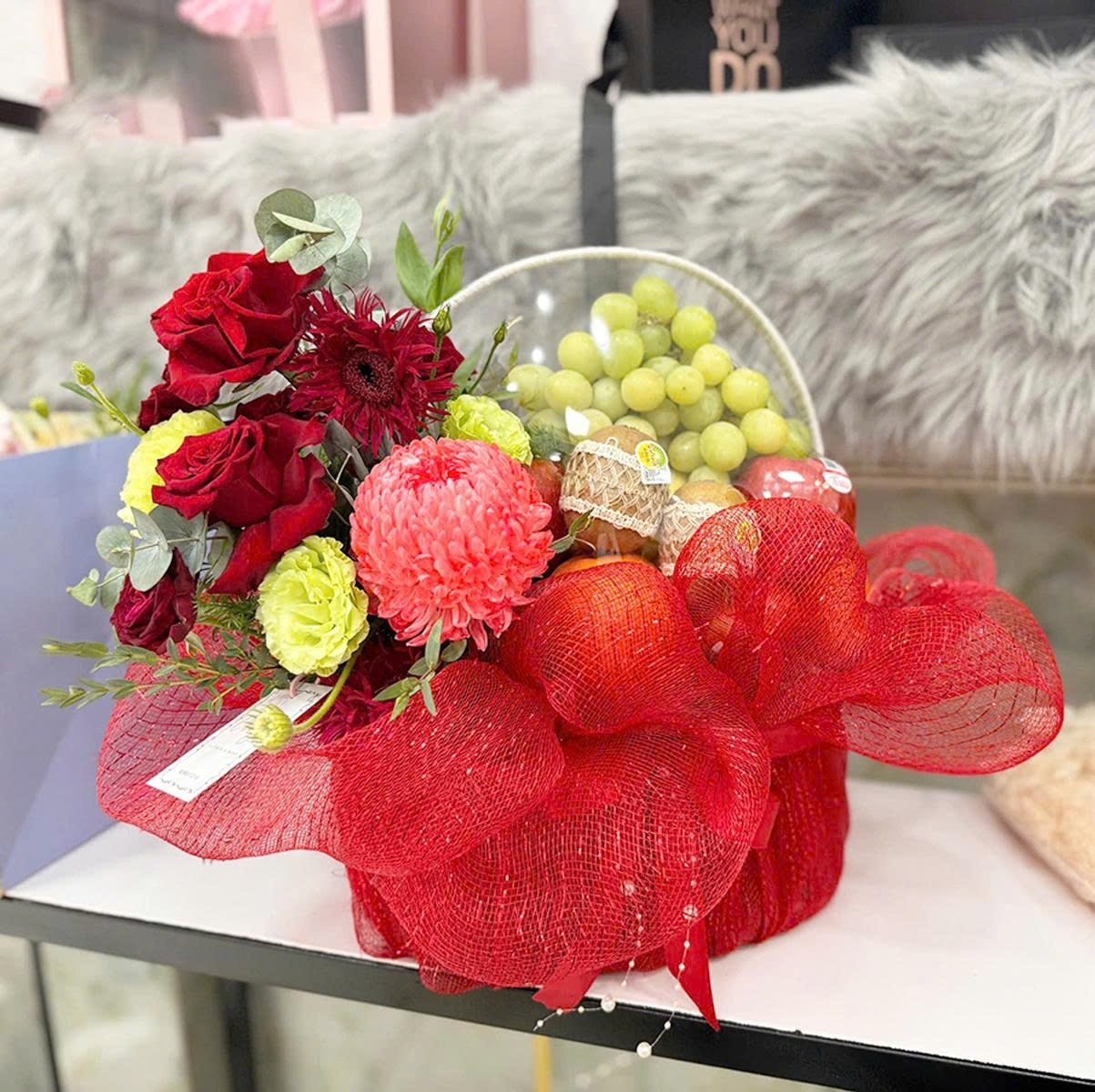 Giỏ Tr&aacute;i C&acirc;y Lưới Nhập Khẩu Mix Hoa Tươi Xinh Xắn