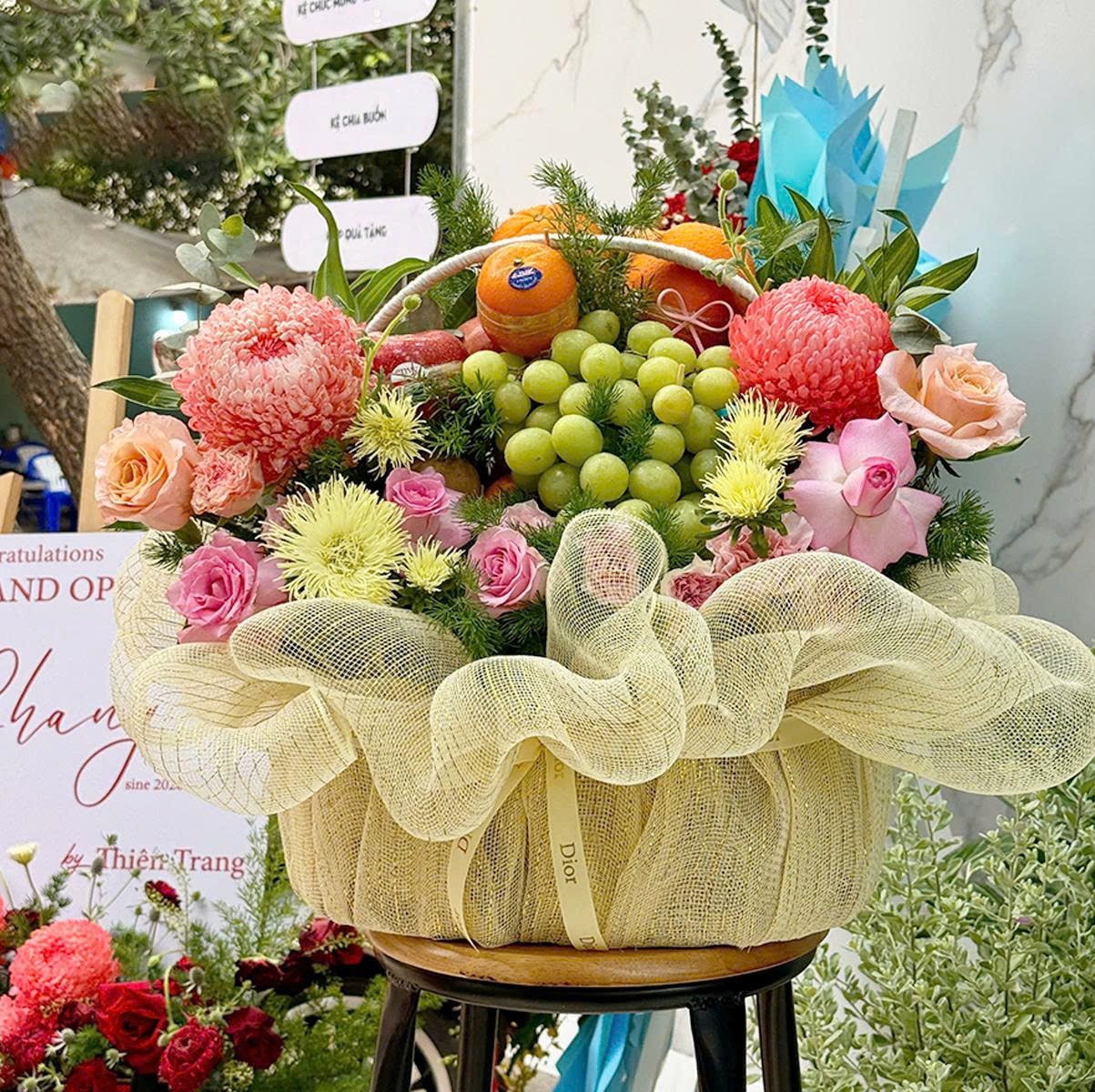 Giỏ Tr&aacute;i C&acirc;y Lưới Nhập Khẩu Mix Hoa Tươi Xinh Xắn