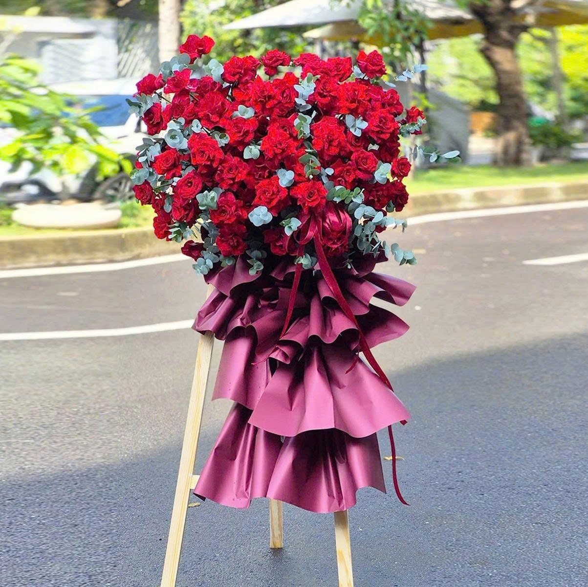 Kệ Hoa Mừng Khai Trương Hồng Ph&aacute;t Tone Đỏ Rực Rỡ Sang Trọng