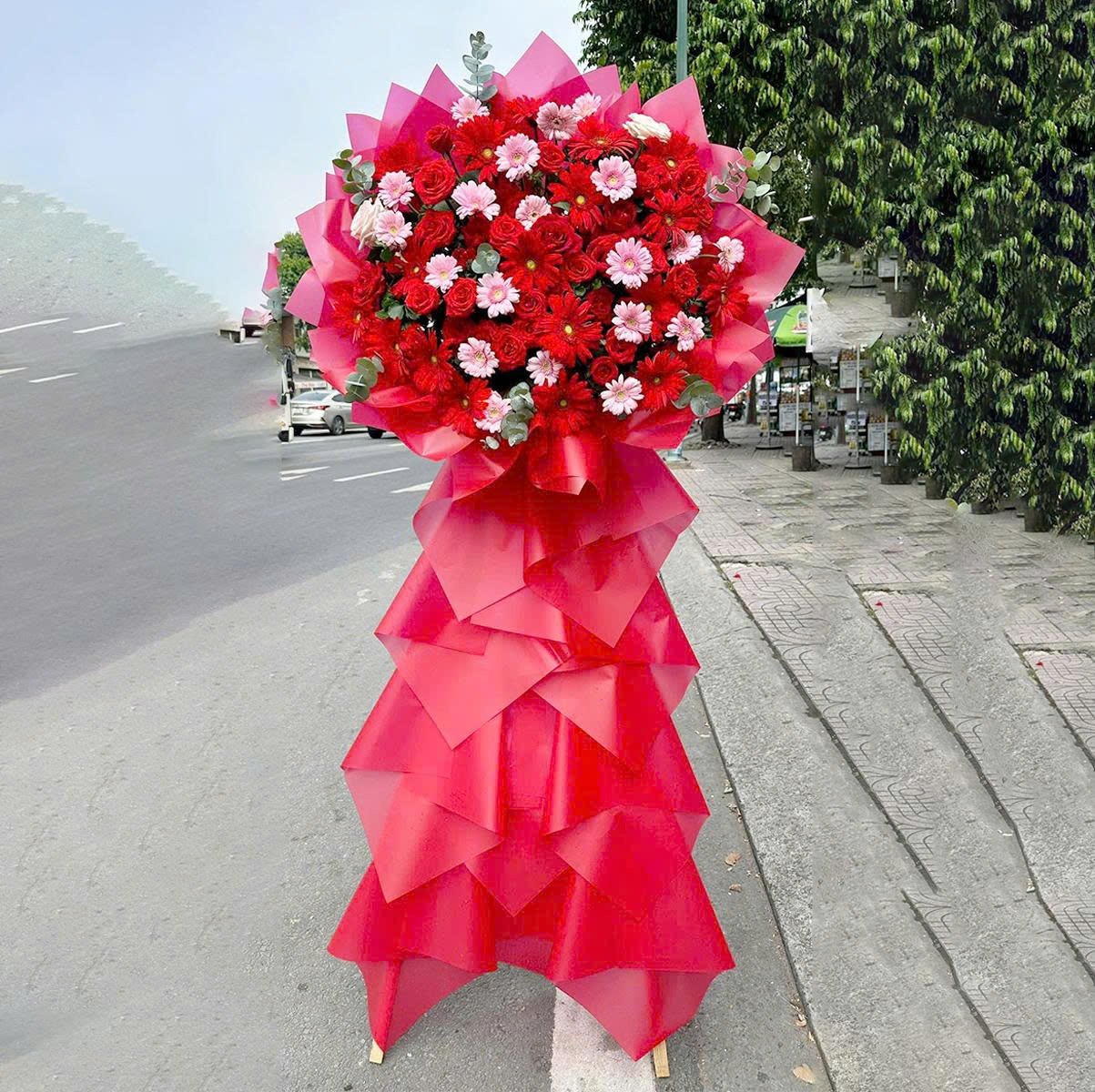 Kệ Hoa Mừng Khai Trương Hồng Ph&aacute;t Tone Đỏ Rực Rỡ Sang Trọng