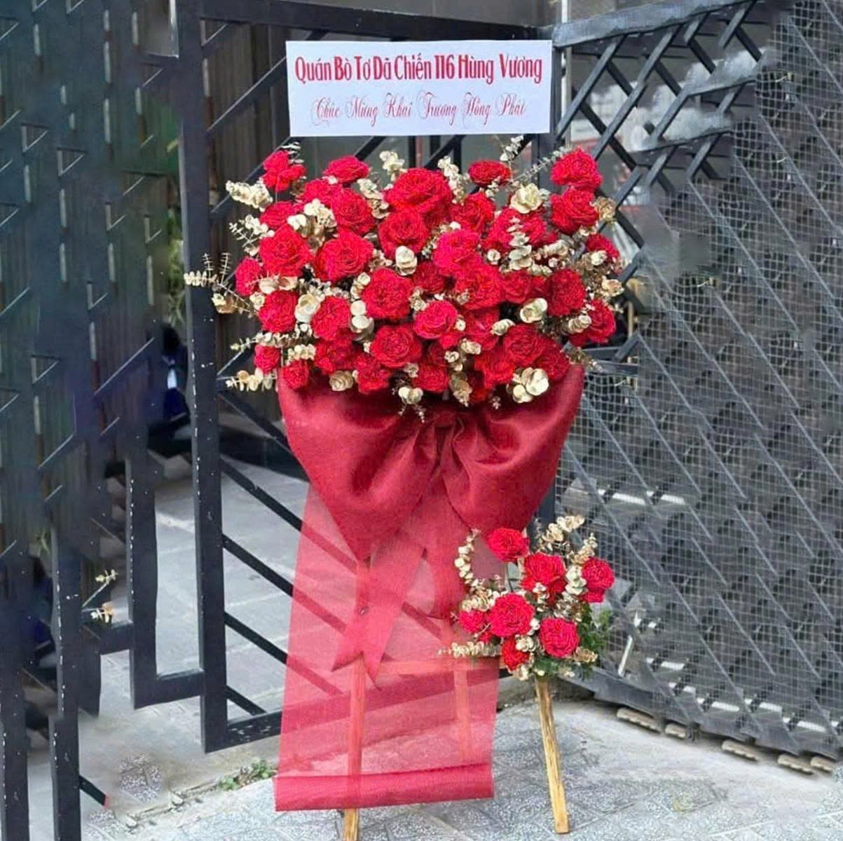Kệ Hoa Mừng Khai Trương Hồng Ph&aacute;t Tone Đỏ Rực Rỡ Sang Trọng