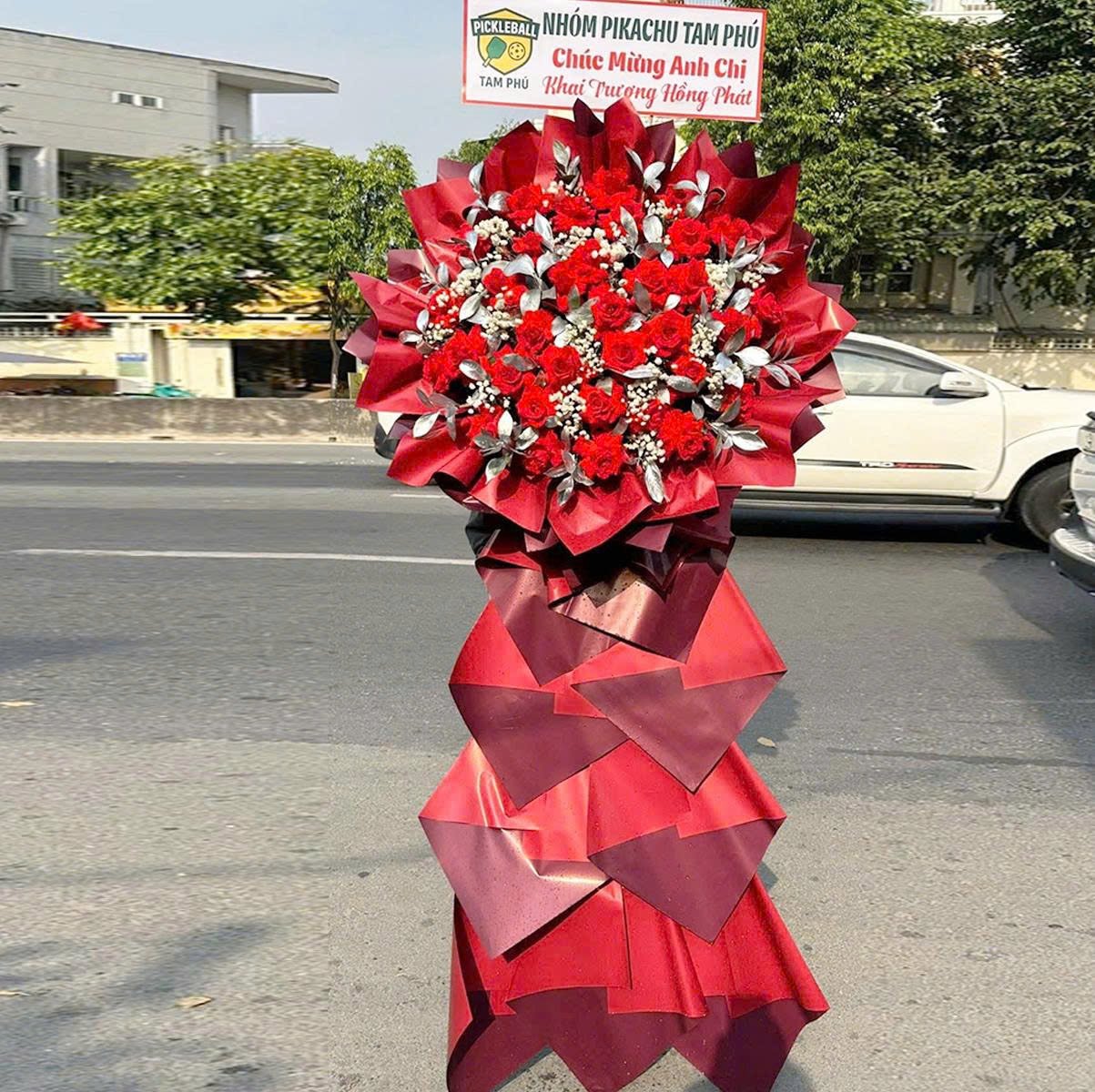 Kệ Hoa Mừng Khai Trương Hồng Ph&aacute;t Tone Đỏ Rực Rỡ Sang Trọng