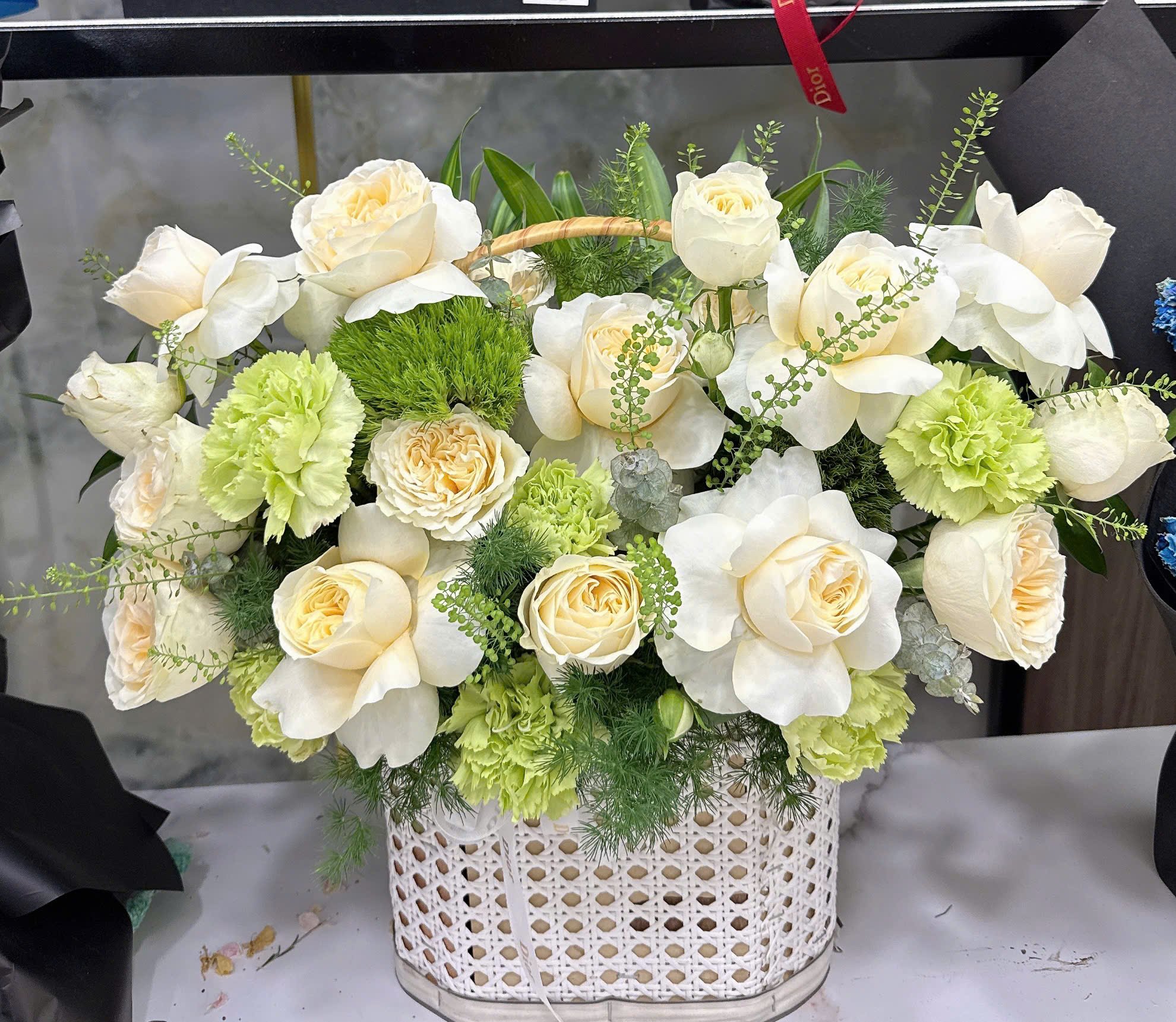 Giỏ Hoa Hồng Tươi Tone Trắng Xanh Nhẹ Nh&agrave;ng Xinh Xắn