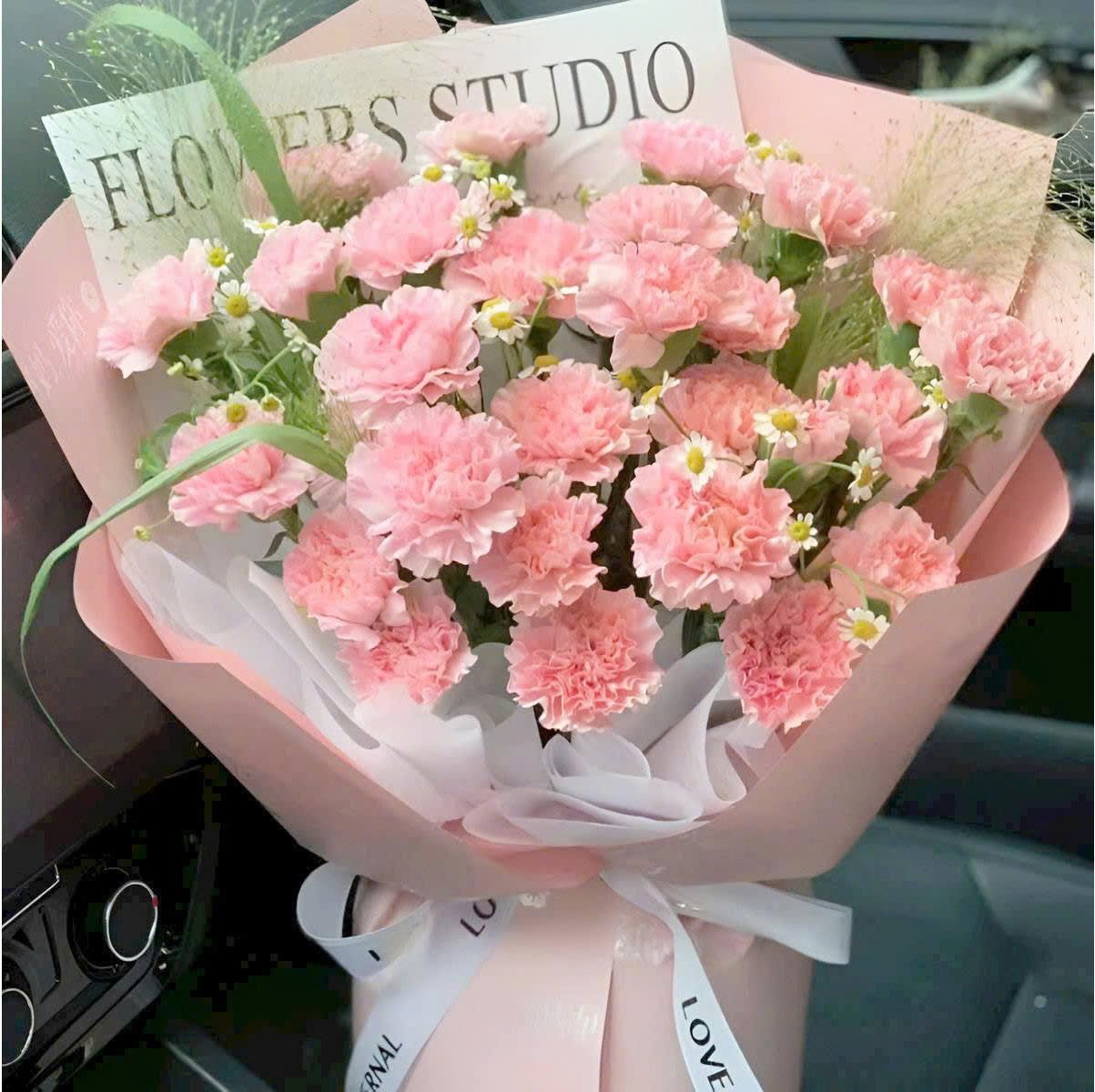 B&oacute; Hoa Cẩm Chướng Hồng Qu&agrave; Tặng Nhẹ Nh&agrave;ng V&agrave; Tinh Tế