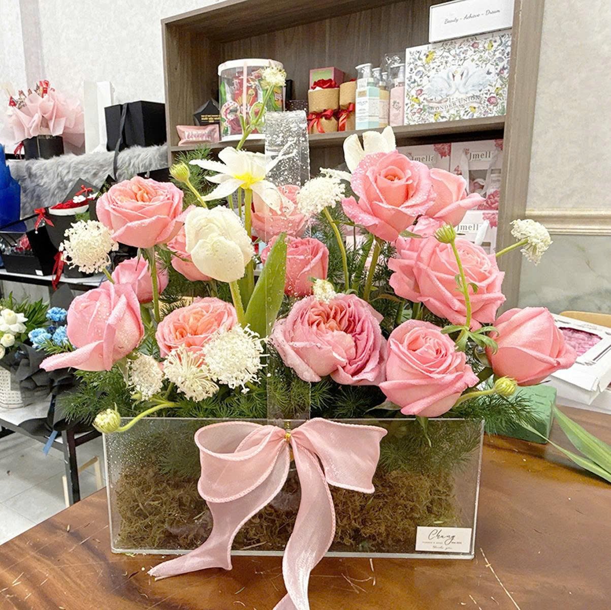 Hộp Mica Hoa Hồng Mix Hoa Tulip Qu&agrave; Tặng Y&ecirc;u Thương Ngọt Ng&agrave;o