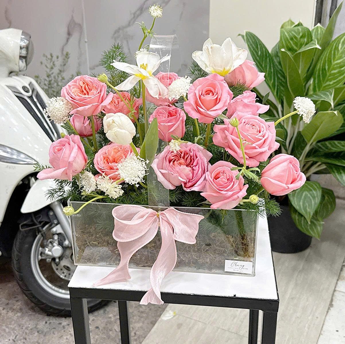 Hộp Mica Hoa Hồng Mix Hoa Tulip Qu&agrave; Tặng Y&ecirc;u Thương Ngọt Ng&agrave;o