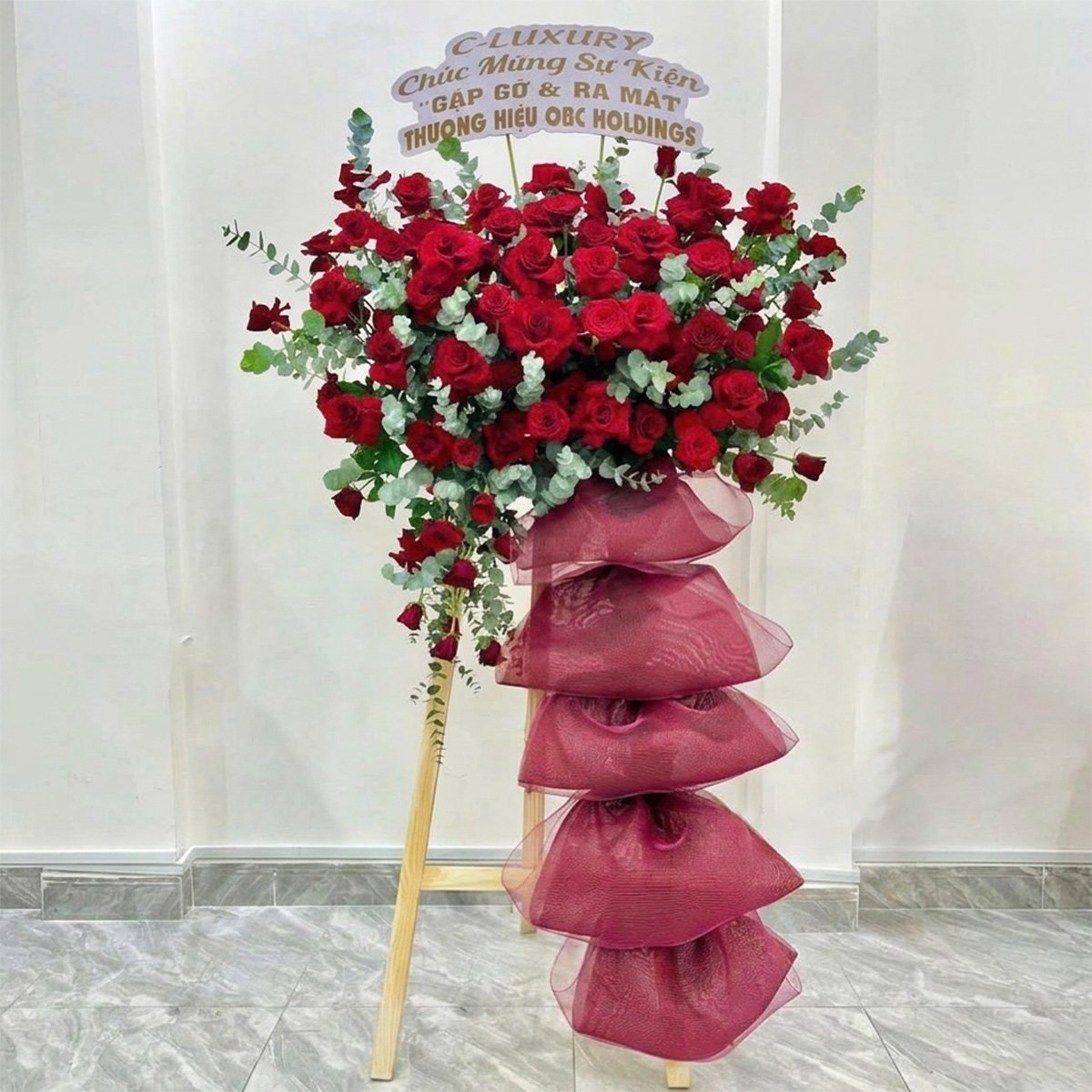 Kệ Hoa Ch&uacute;c Mừng Khai Trương Đại C&aacute;t Tone Đỏ Nổi Bật