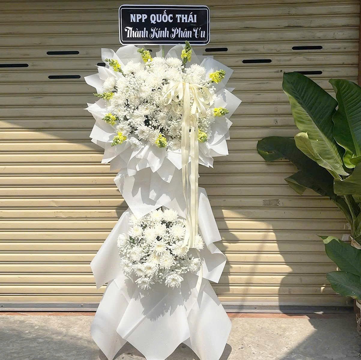 Kệ Hoa Chia Buồn Tone trắng - Thanh Khiết & Th&agrave;nh K&iacute;nh