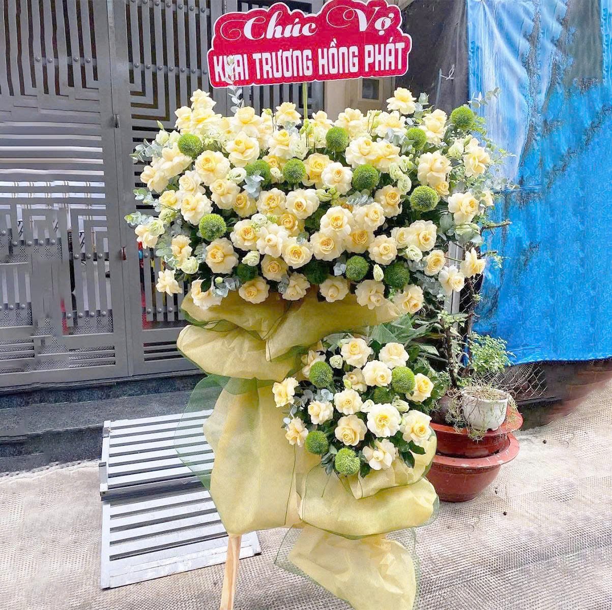 Kệ Hoa Ch&uacute;c Mừng 2 Tầng Tone V&agrave;ng Nhẹ Nh&agrave;ng Qu&agrave; Tặng Tinh Tế T&agrave;i Lộc