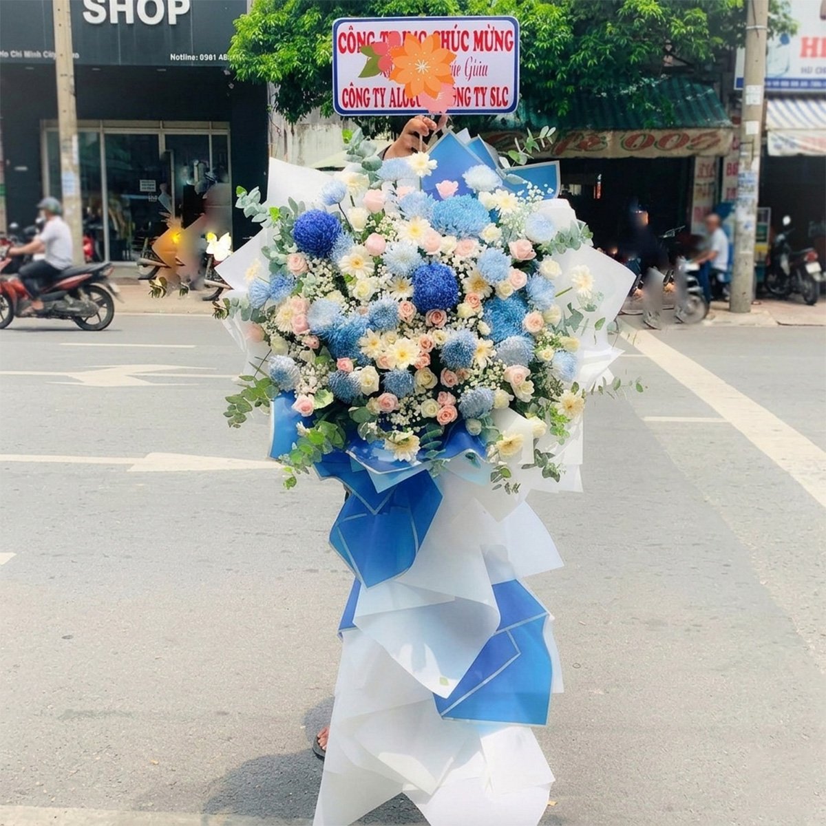 Kệ Hoa Ch&uacute;c Mừng Khai Trương Tone Xanh Dương Hiện Đại