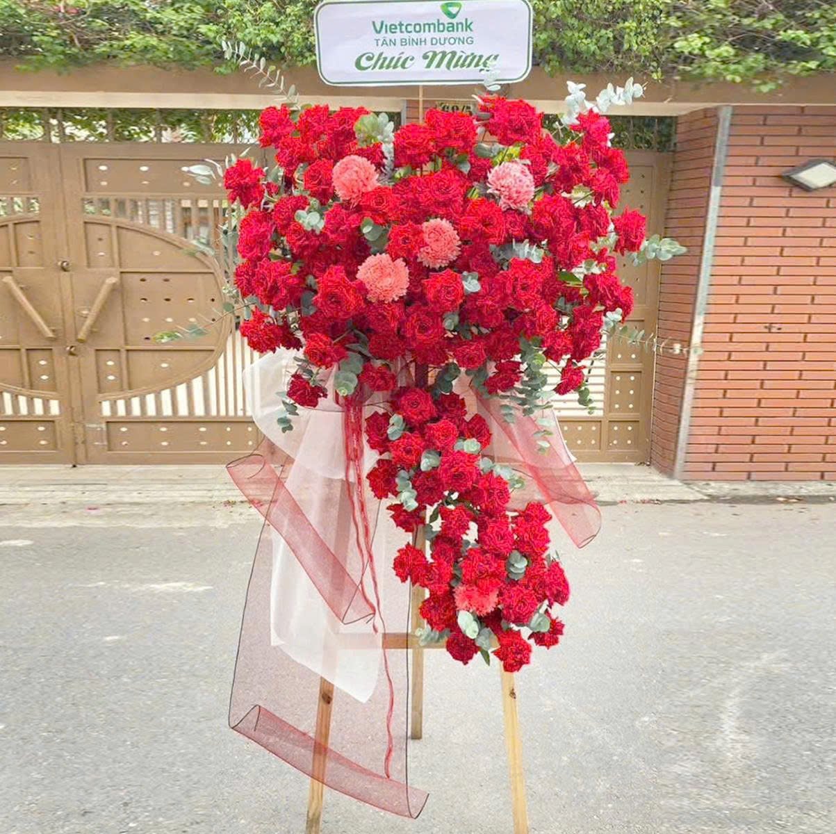 Kệ Hoa Ch&uacute;c Mừng T&acirc;n Gia Tone Đỏ Ph&uacute; Qu&yacute; An Cư