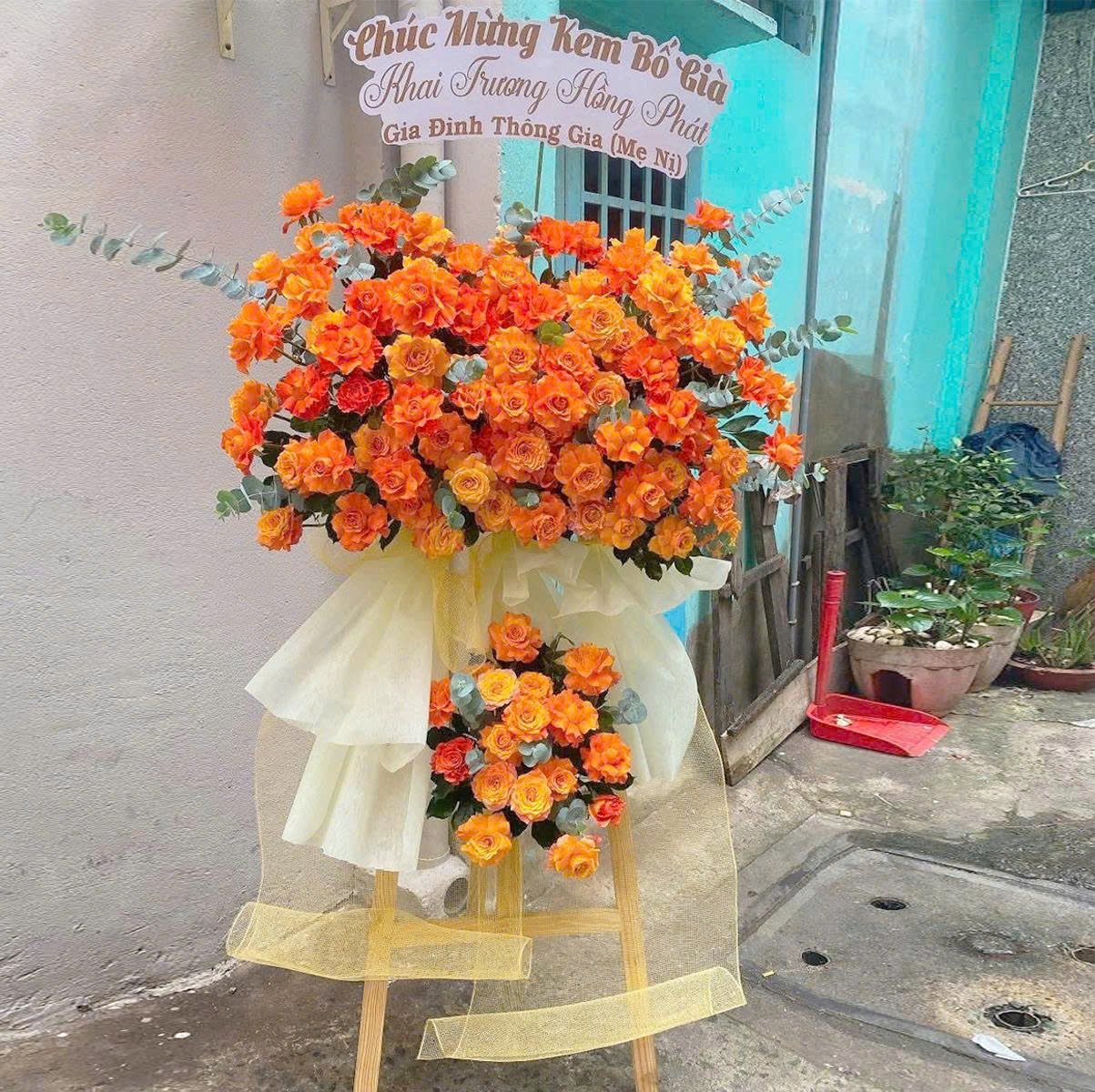 Kệ Hoa Ch&uacute;c Mừng T&ocirc;ng Cam Rực Rỡ Sắc M&agrave;u Vạn Sự May Mắn