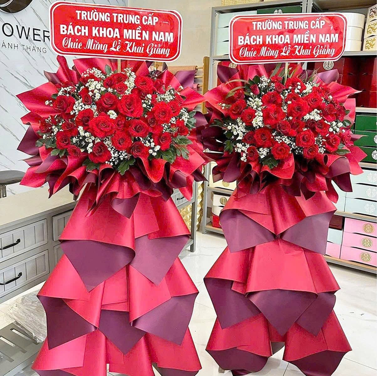 Kệ Hoa Mừng Khai Trương Hồng Ph&aacute;t Tone Đỏ Rực Rỡ Sang Trọng