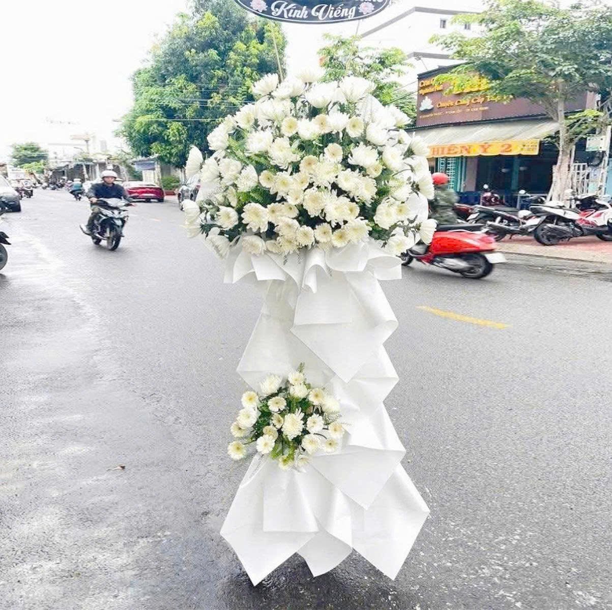 Kệ Hoa Chia Buồn 2 Tầng Hoa C&uacute;c Trắng Trang Nh&atilde; An L&agrave;nh