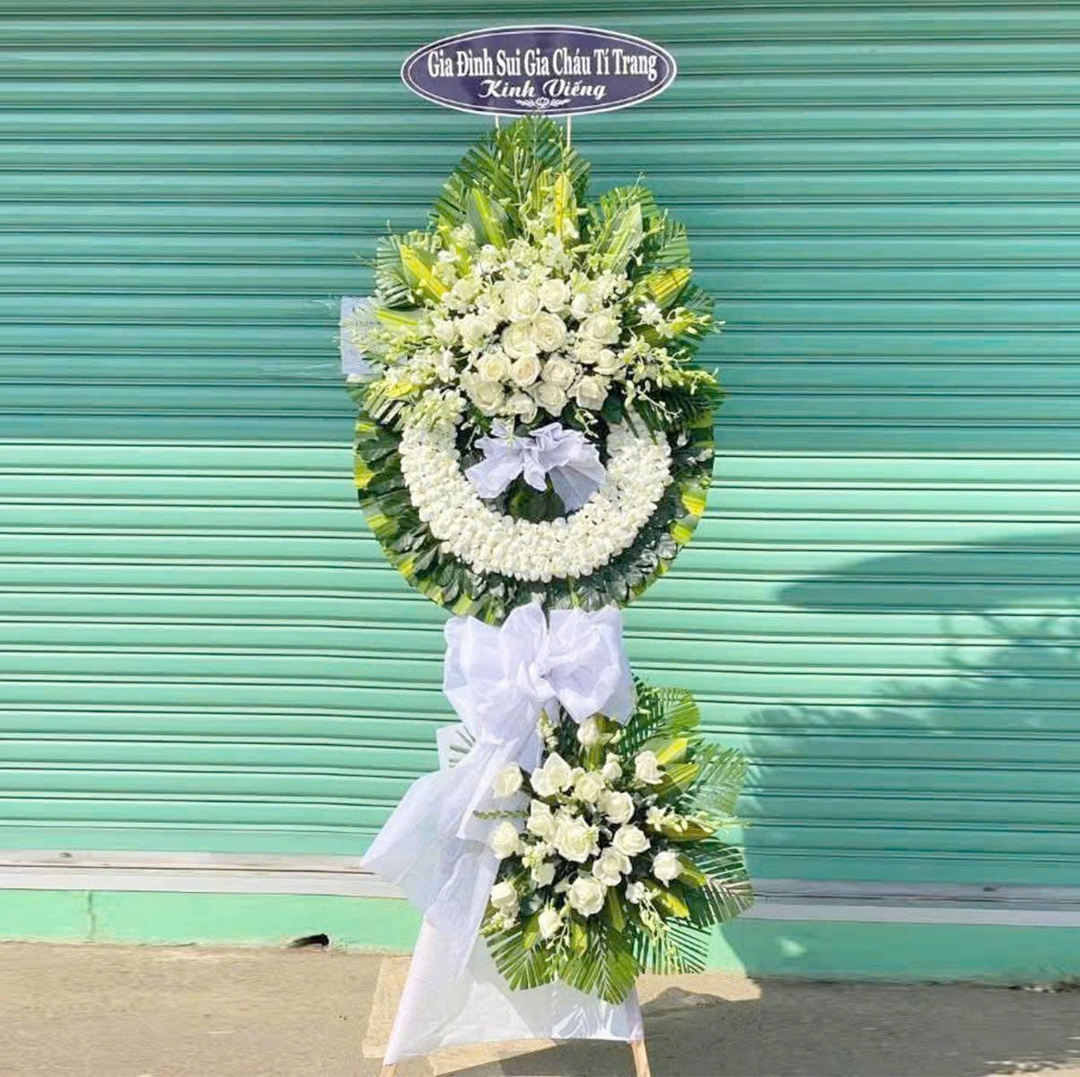 Kệ Hoa Chia Buồn 2 Tầng Hoa Hồng Trắng Phối L&aacute; Xanh